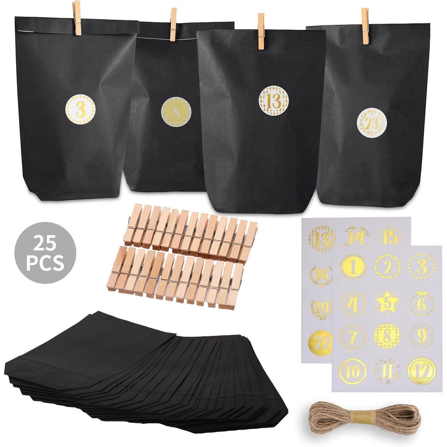 Schwarze Geschenktüten und Zubehör zum Erstellen eines Adventskalenders, einschließlich Aufschrift '25 Stück', Wäscheklammern, Nummernaufkleber und Bindfaden.