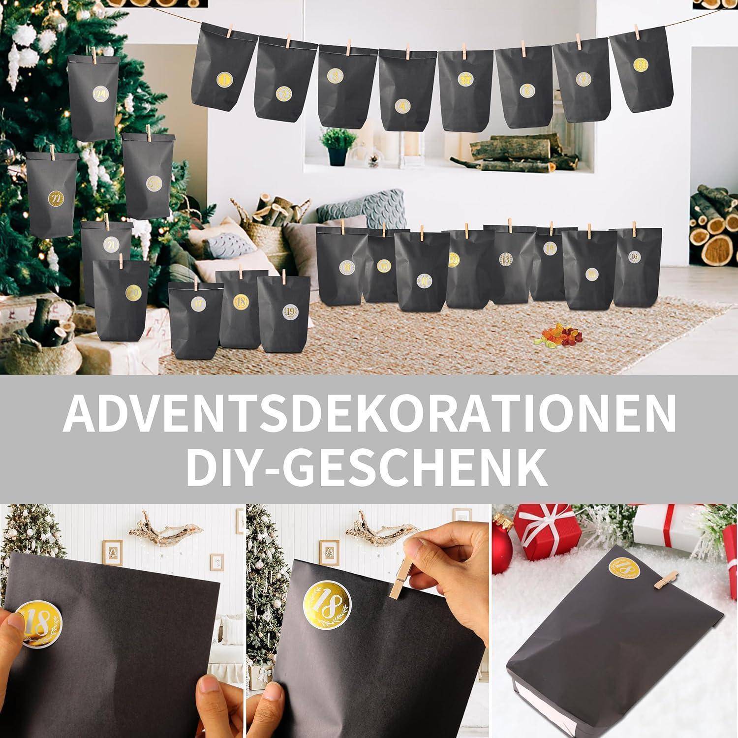 Eine Reihe schwarzer Papiertüten mit Nummern, die an Schnüren als Adventskalender hängen, vor einem gemütlichen Wohnzimmer im Hintergrund.