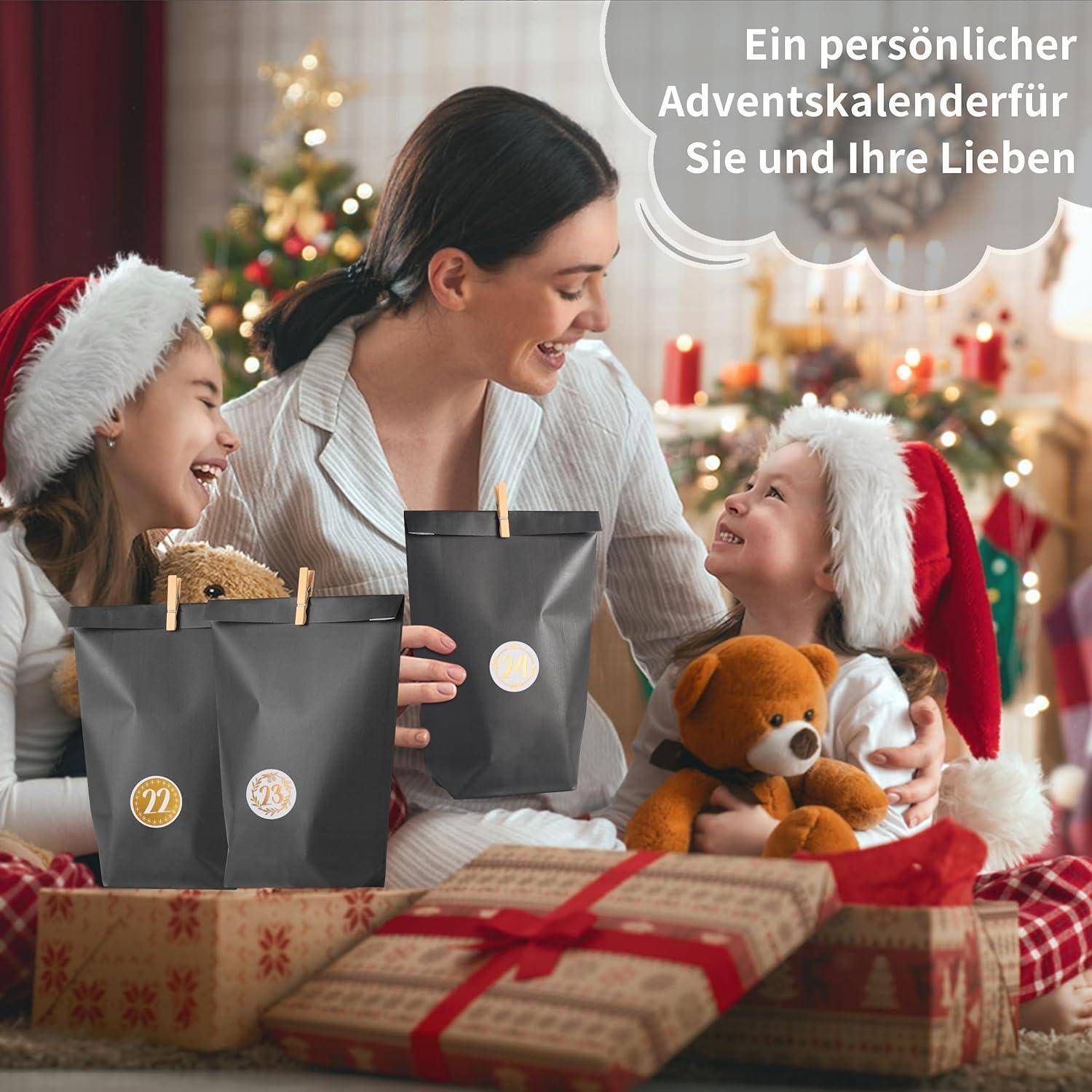 Eine Mutter und zwei Kinder in festlicher Kleidung sitzen in der Nähe eines Weihnachtsbaums und halten fröhlich Adventskalendertüten mit den Zahlen '22' und '23'.