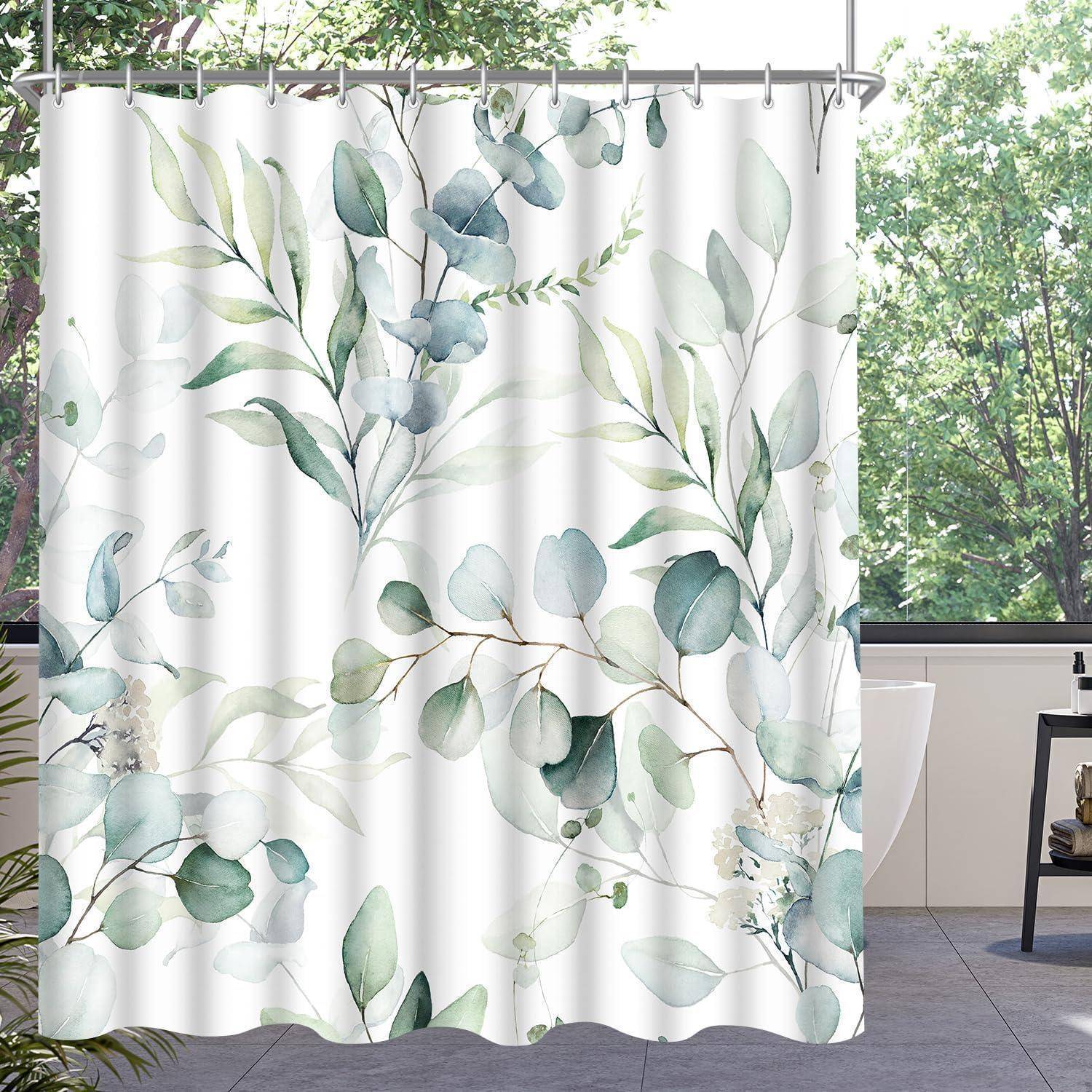 Duschvorhang mit einem botanischen Aquarell-Design, das Eukalyptusblätter zeigt, in einem hellen Badezimmer mit Blick auf Grünflächen draußen.