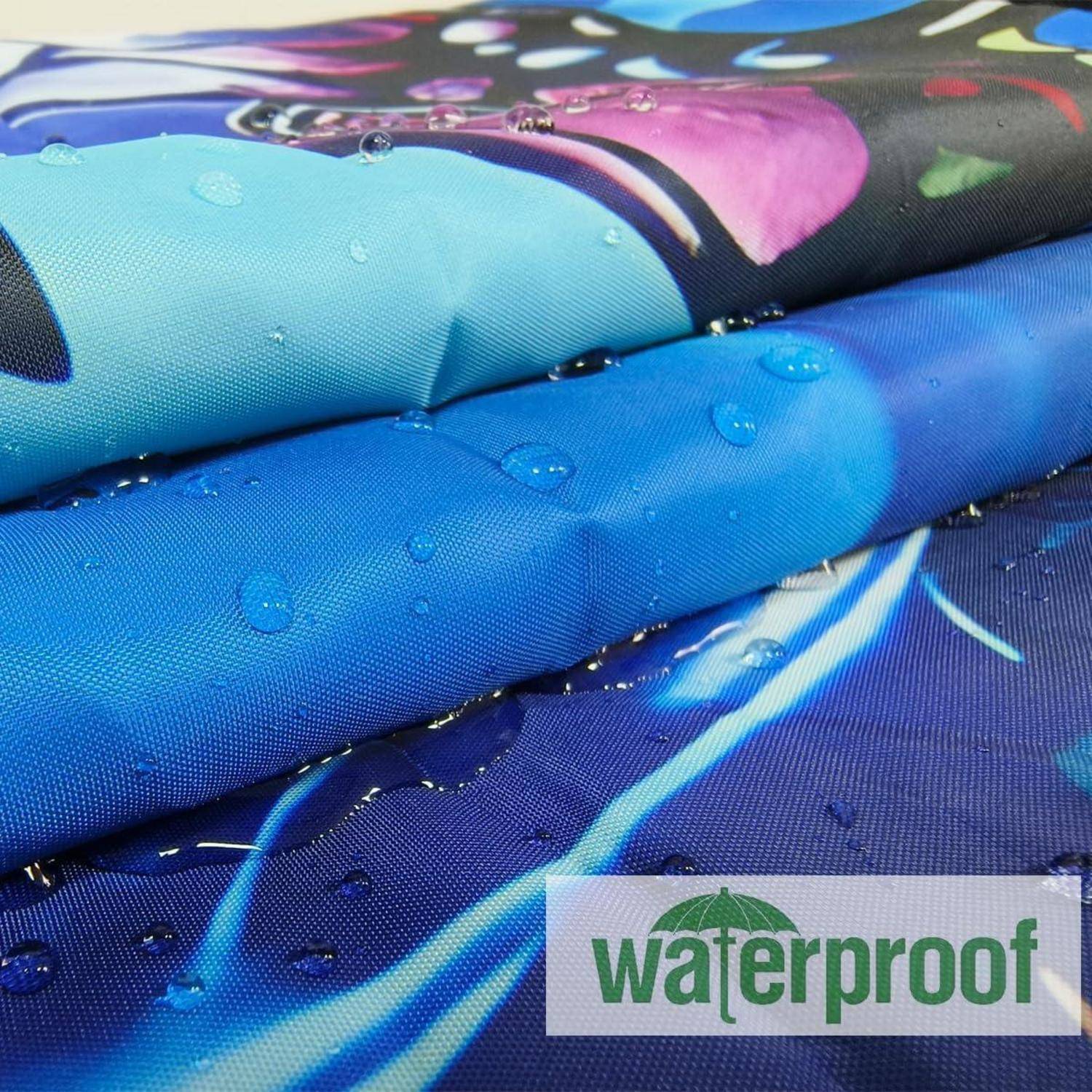 Nahaufnahme von Wassertropfen auf einem bunten, wasserdichten Stoff. Das Wort ‚wasserdicht' mit einem Regenschirm-Symbol in der unteren rechten Ecke.