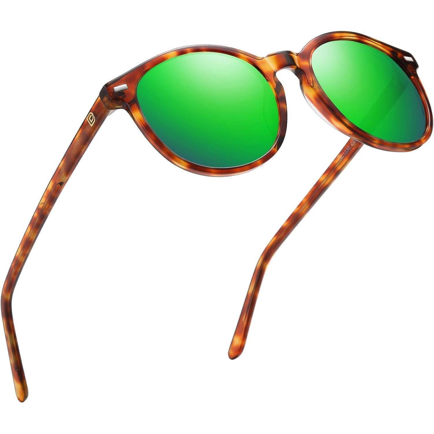 Braune Schildpatt-Sonnenbrille mit runden, grün verspiegelten Gläsern, isoliert auf weißem Hintergrund.
