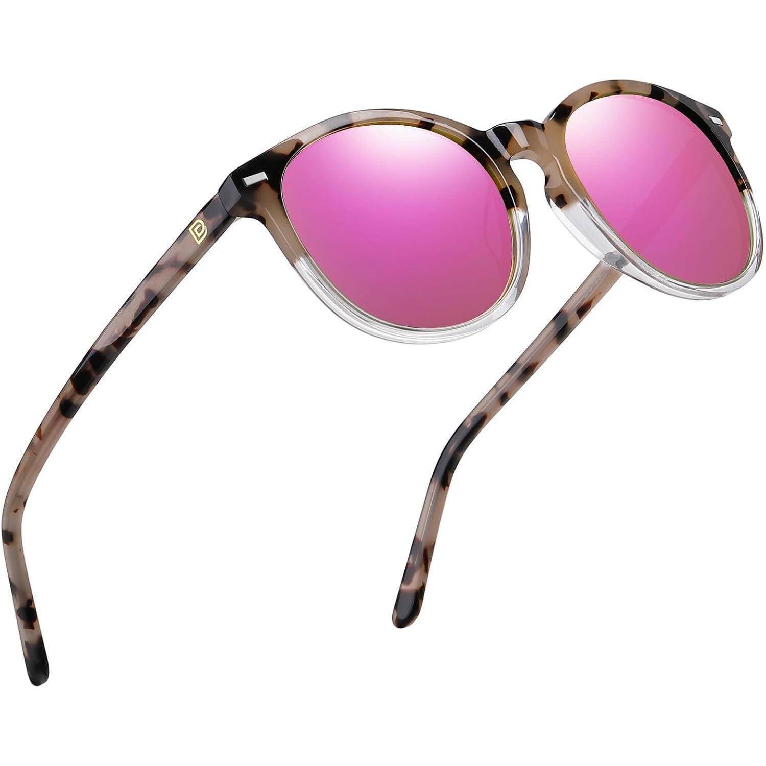 Schildpatt-Sonnenbrille mit rosafarbenen Spiegelgläsern, leicht nach rechts geneigt vor einem weißen Hintergrund.