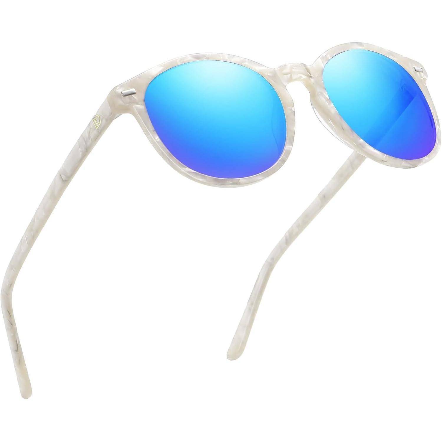 Runde Sonnenbrille mit reflektierenden blauen Gläsern und gemusterten weißen Rahmen, die aus einem Winkel vor einem weißen Hintergrund gezeigt werden.