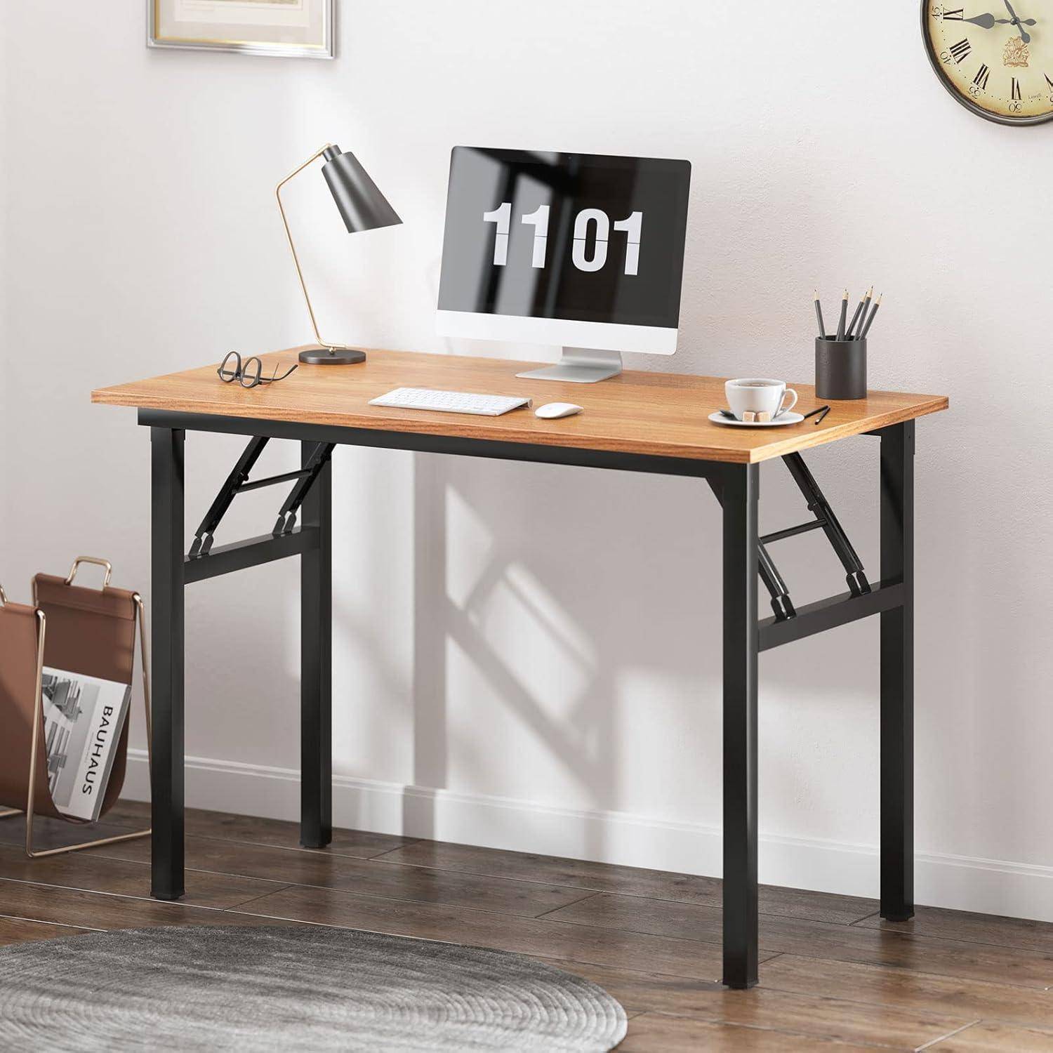 Ein Holzschreibtisch mit schwarzem Gestell trägt einen Computer, der '11:01' anzeigt, eine Lampe, eine Brille und einen Stifthalter. An der Wand hängen eine Uhr und ein gerahmtes Bild.