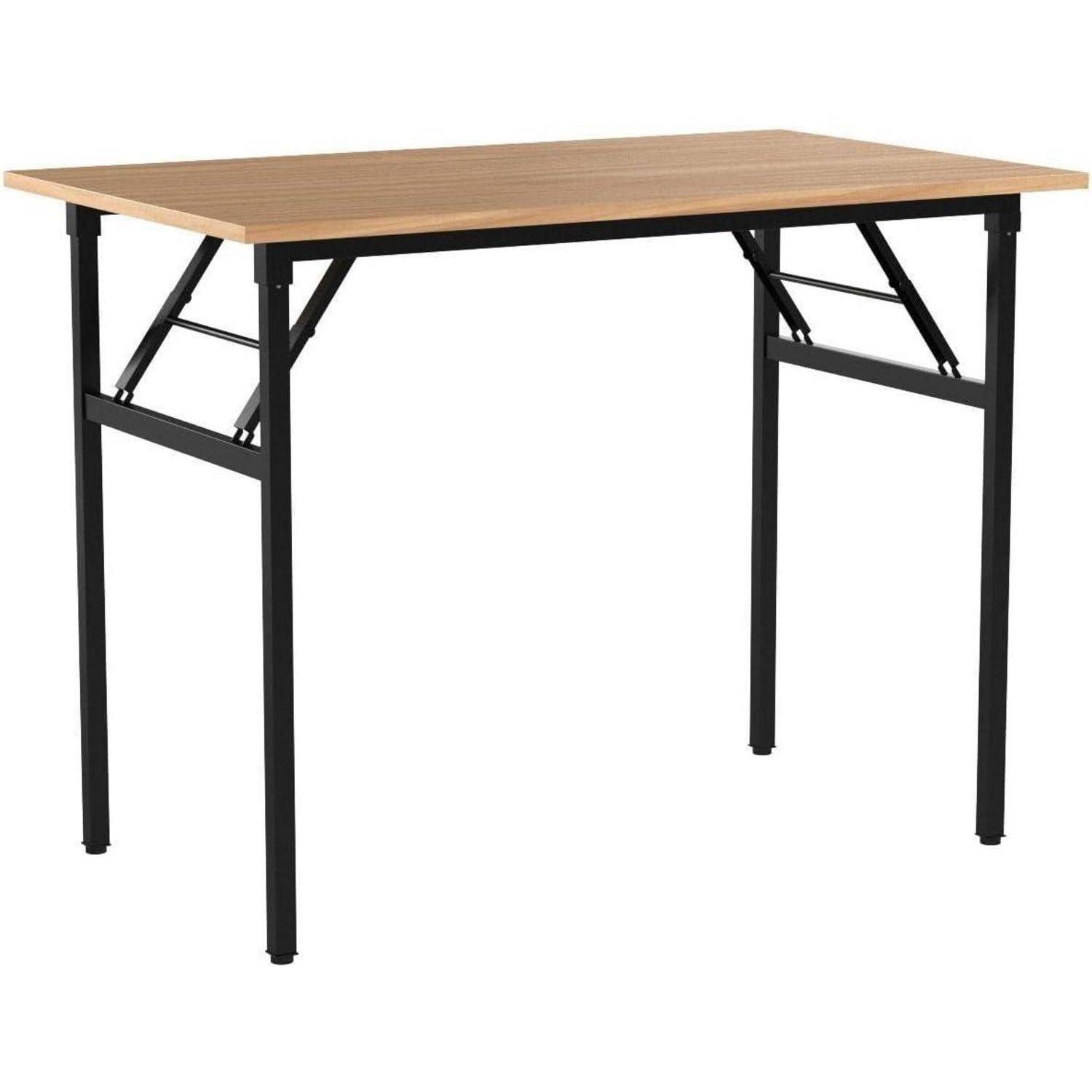 Ein Holztisch mit einer hellbraunen rechteckigen Tischplatte und schwarzen Metallbeinen und Stützen, die darunter zusammengefaltet werden können und für mobile Nutzung konzipiert sind.