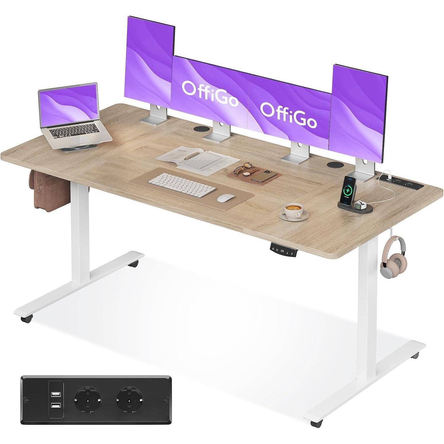 Ein Holzschreibtisch mit zwei Monitoren, die 