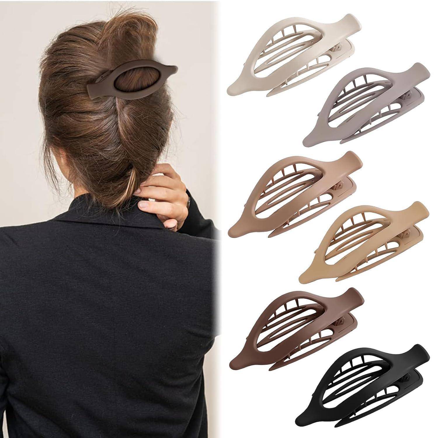 Eine Person mit einer Hochsteckfrisur, die eine große Haarspange verwendet, neben sechs ähnlichen Haarspangen in verschiedenen neutralen Farben, die rechts ausgestellt sind.