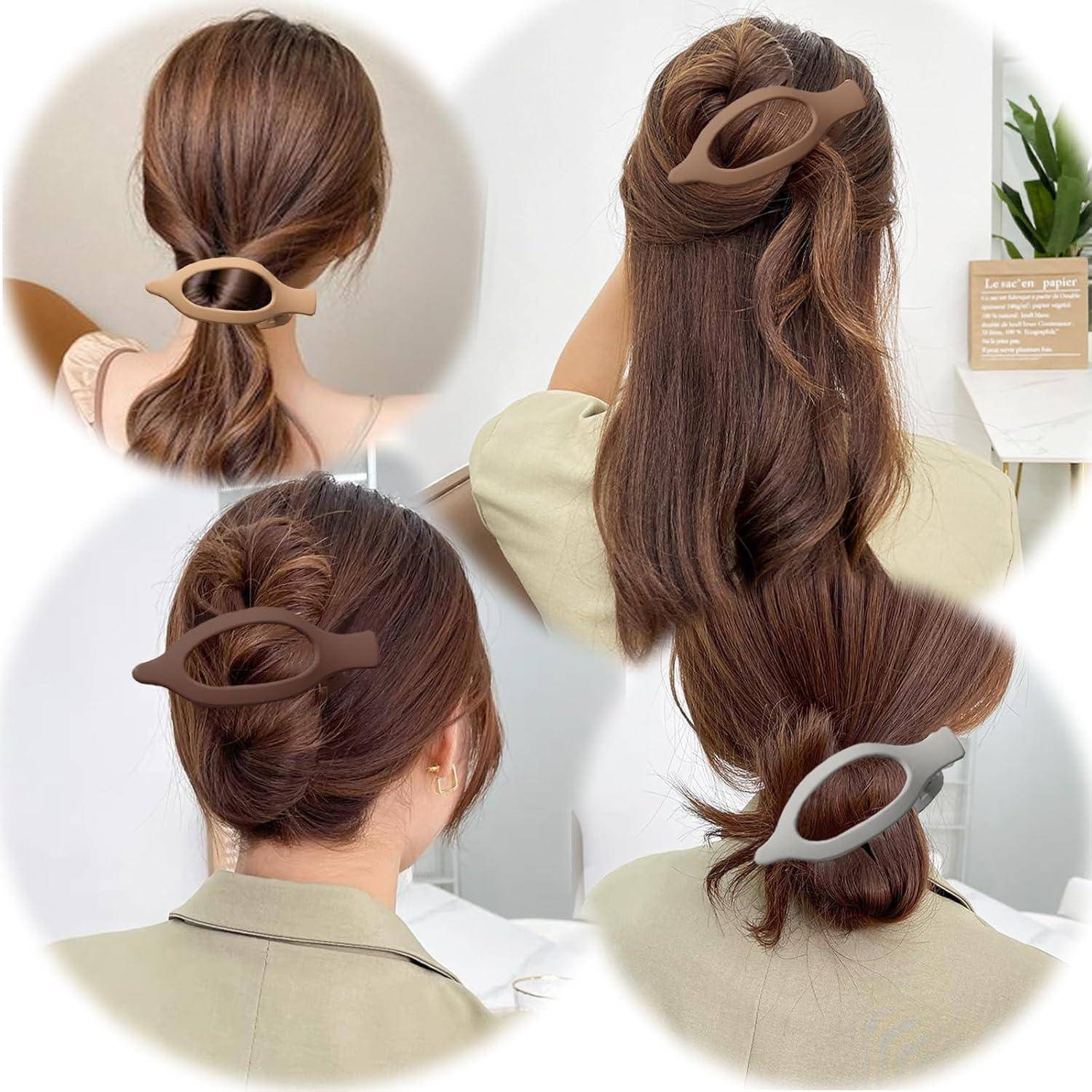 Frauen präsentieren Frisuren, die mit großen braunen Haarspangen in verschiedenen Stilen befestigt sind, vor einem neutralen Innenraum-Hintergrund.