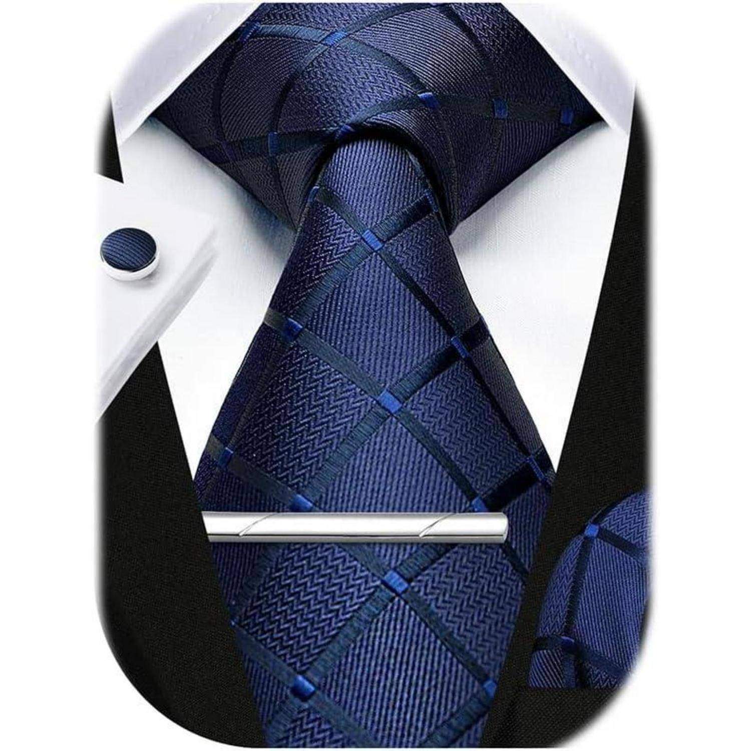 Eine Nahaufnahme einer Person, die einen schwarzen Anzug, ein weißes Hemd und eine blaue Krawatte mit Karomuster trägt, versehen mit einer silbernen Krawattennadel und blauer Knopfdetail.