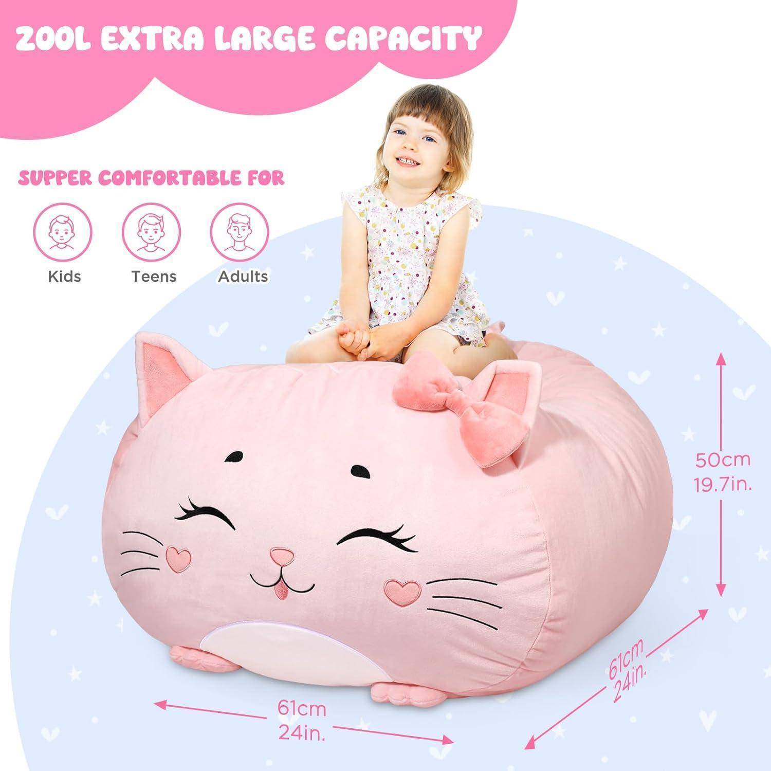 Ein Kind sitzt auf einem großen, pinken, katzenförmigen Sitzsack, der mit „200L Extra Large Capacity