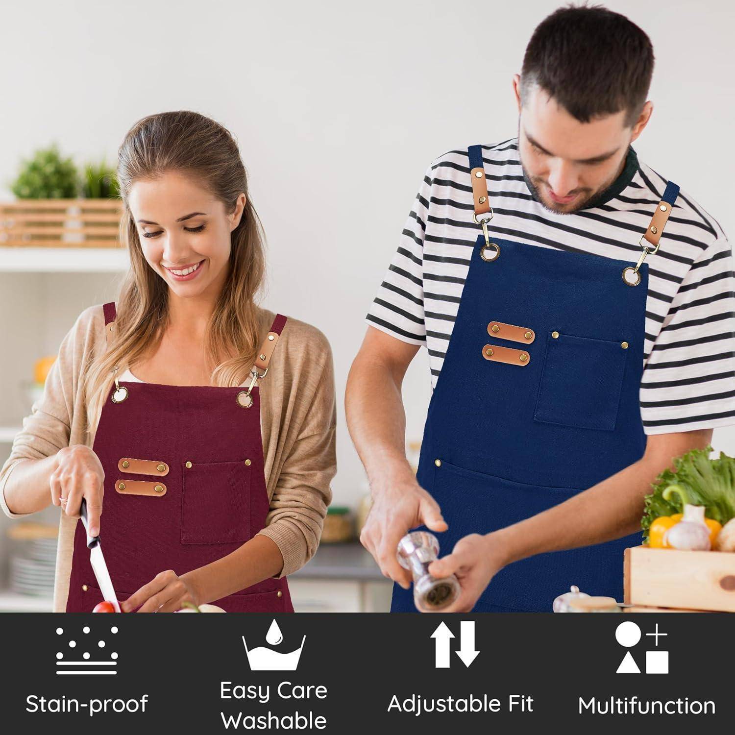 Eine Frau und ein Mann in passenden Schürzen stehen in einer Küche und schneiden Gemüse. Icons darunter zeigen Eigenschaften: fleckenabweisend, pflegeleicht, verstellbare Passform, multifunktional.