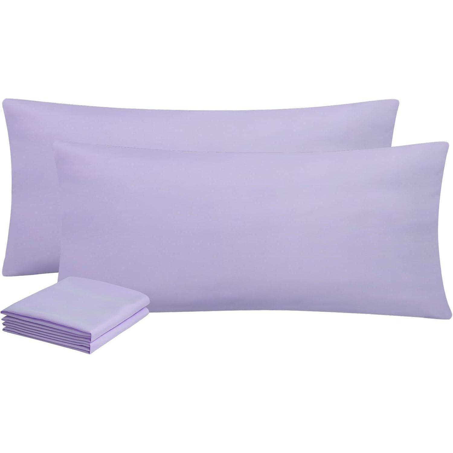 Zwei hellviolette Kissenbezüge und ein passendes zusammengelegtes Bettwäsche-Set werden präsentiert, die ein klares und schlichtes Bettwäsche-Design hervorheben.