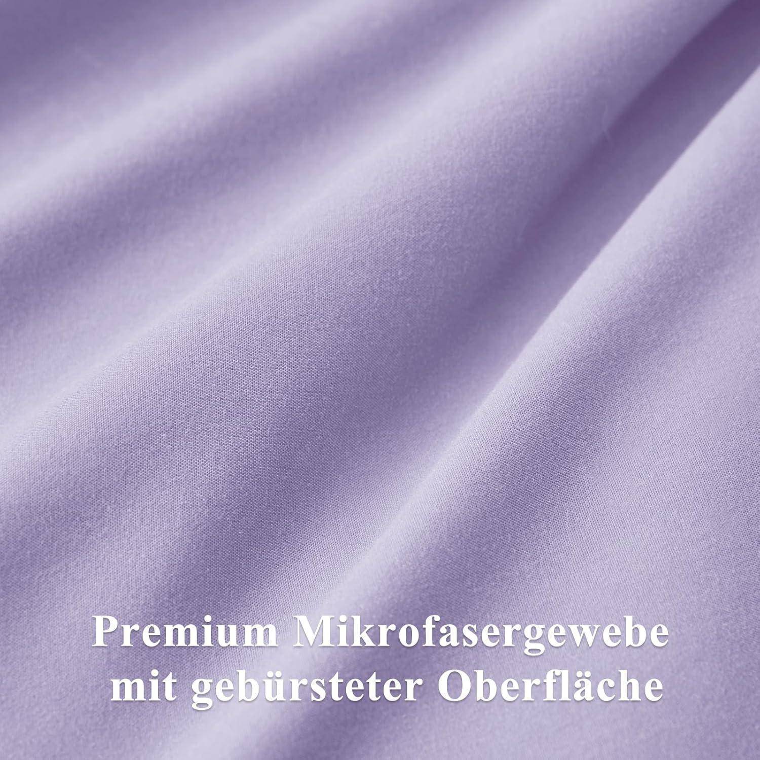 Nahaufnahme von glattem, violettem Mikrofasergewebe mit Text: 'Premium Mikrofasergewebe mit gebürsteter Oberfläche'.