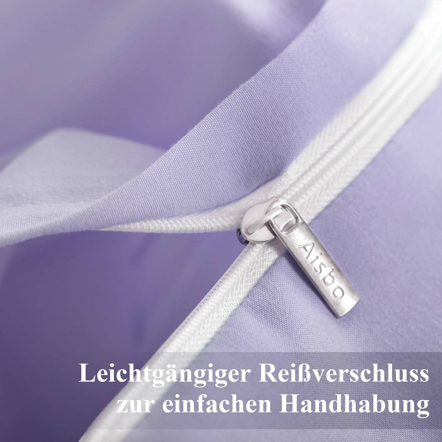 Nahaufnahme eines lila Reißverschlusses mit dem Markennamen 'Alisbo' auf dem Ziehgriff. Text lautet: 'Leichtgängiger Reißverschluss zur einfachen Handhabung.