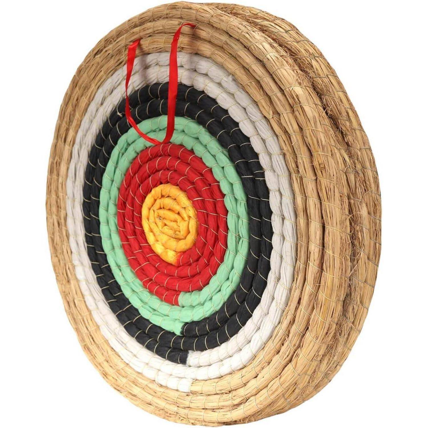 Ein Stroh-Bogenschießziel mit konzentrischen Ringen in den Farben Rot, Gelb, Grün und Schwarz, mit roten Bändern an der Oberseite zum Aufhängen.