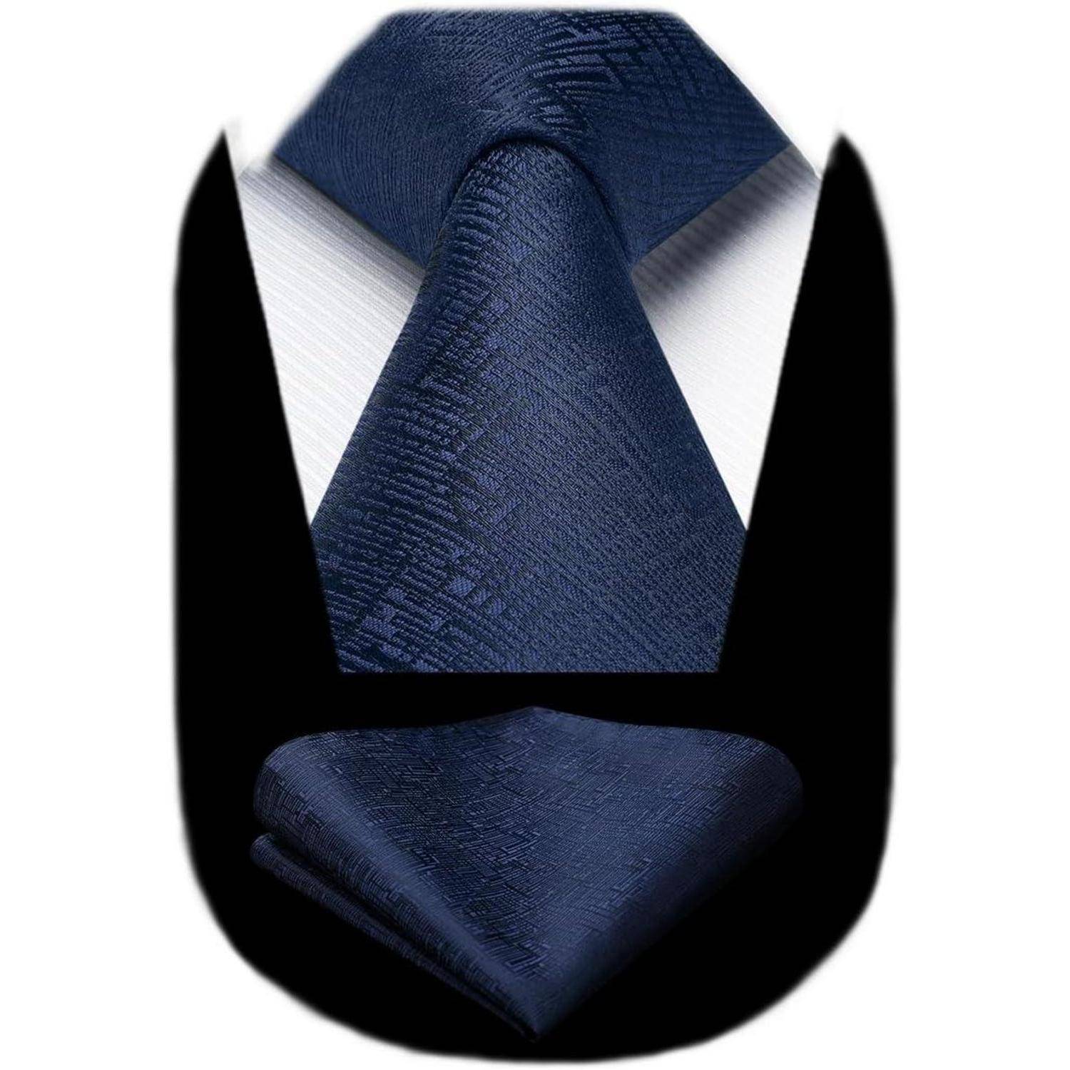 Eine marineblau strukturierte Krawatte, gepaart mit einem passenden Einstecktuch, wird vor einem weißen Hemd präsentiert und zeigt damit ein formelles Accessoire-Set.