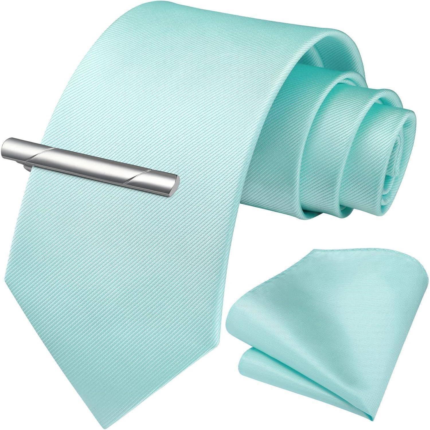 Ein hellblauer Krawattenset bestehend aus einer Krawatte, einer Krawattennadel und einem Einstecktuch, alle in aufeinander abgestimmten Farben, präsentiert auf einem schlichten weißen Hintergrund.