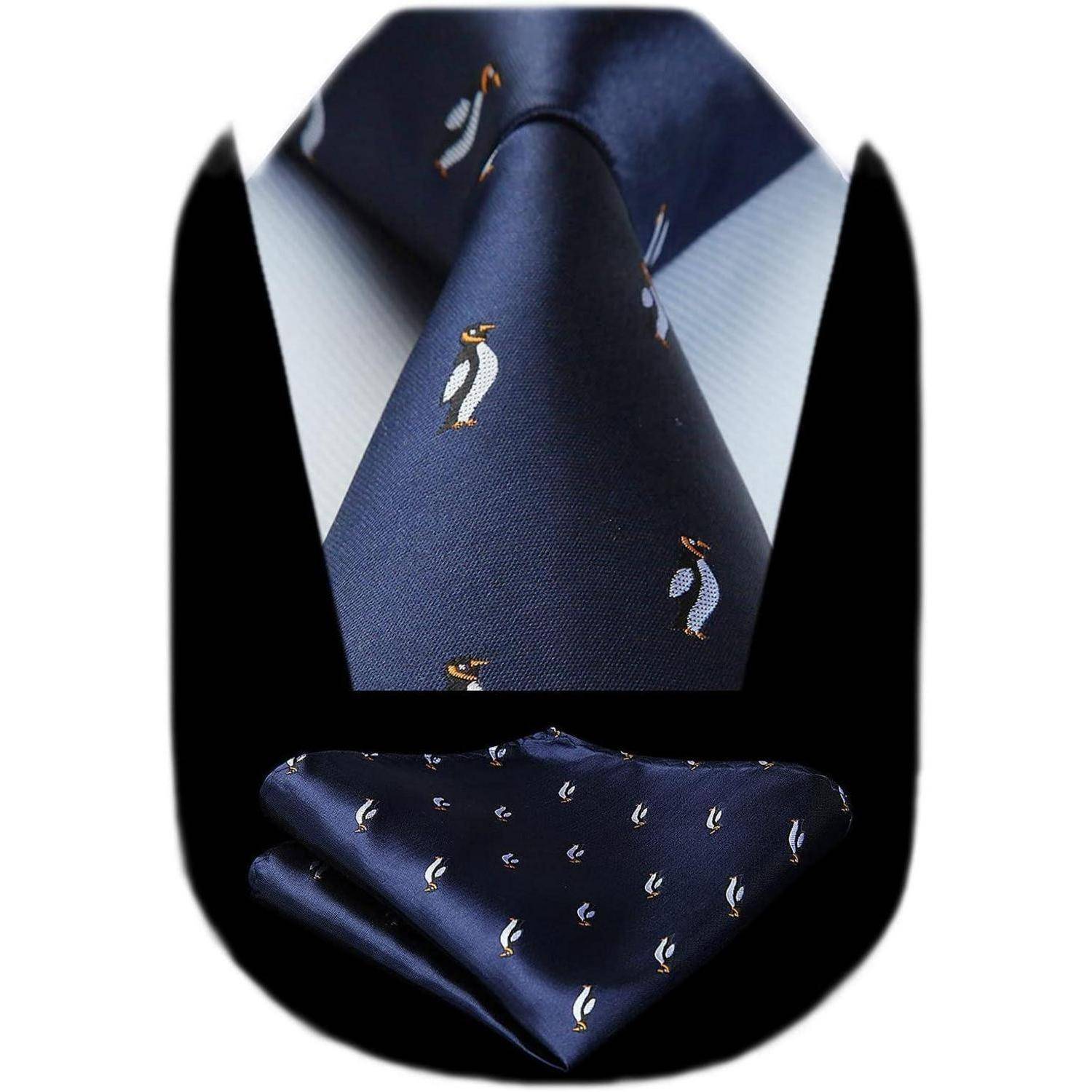 Ein dunkelblauer Krawattenset mit Einstecktuch, das kleine Pinguinmuster trägt und für formelle oder Geschäftskleidung konzipiert ist.