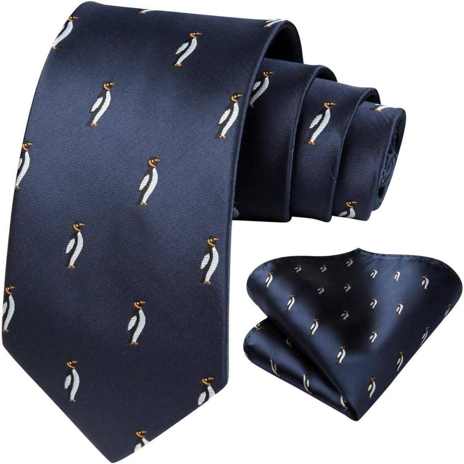 Ein Krawattenset in Marineblau mit Einstecktuch, das ein Muster aus kleinen Pinguinen zeigt.