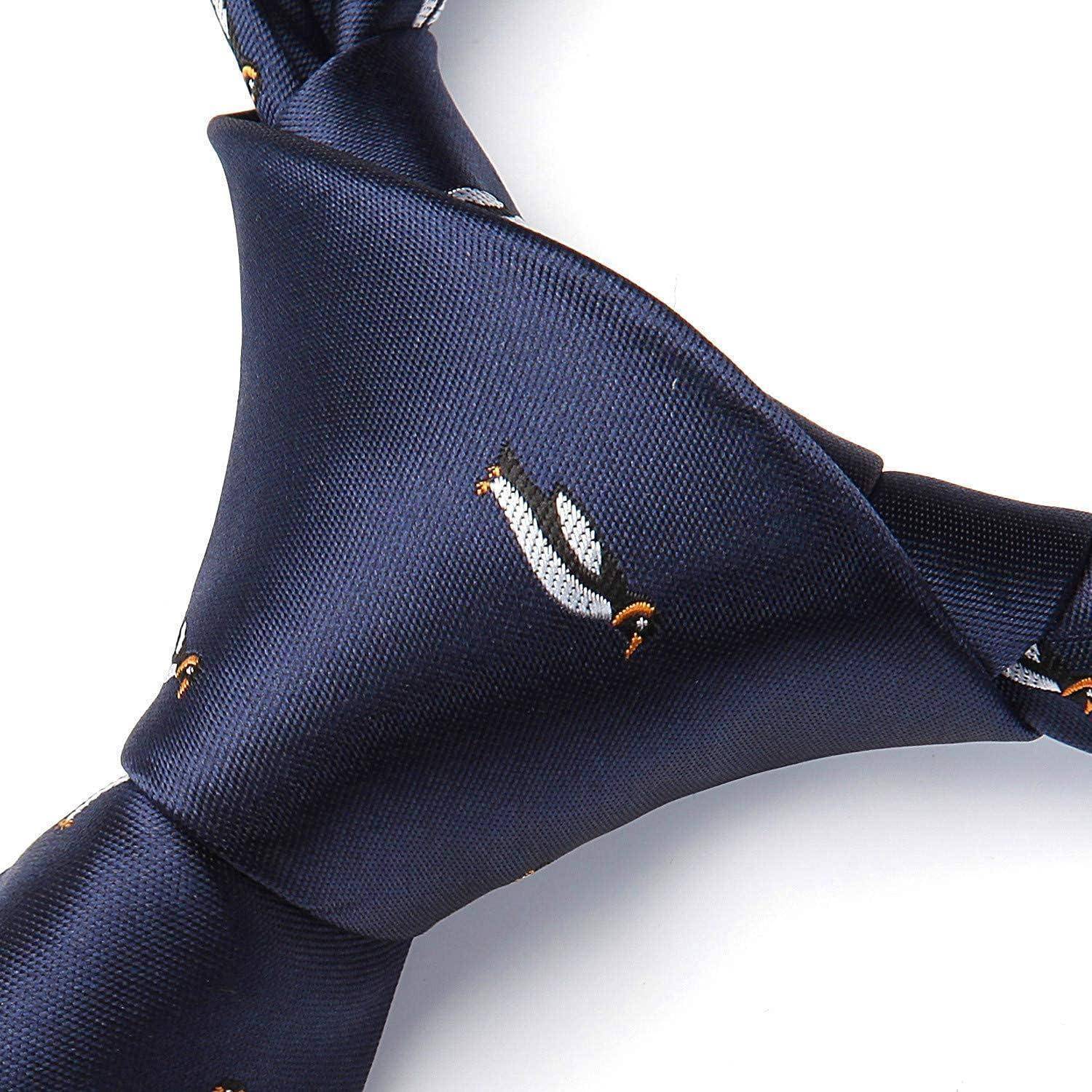 Eine marineblau Krawatte mit einem Muster aus kleinen weißen und orangefarbenen Vögeln, die ein dezentes und verspieltes Design ergibt.