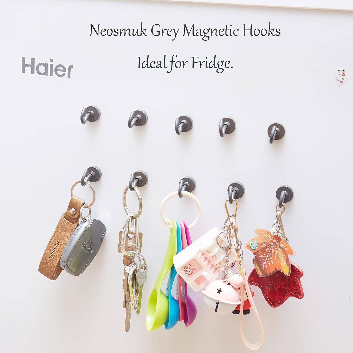 Haier-Kühlschrank mit Neosmuk-grauen magnetischen Haken, die Schlüssel und Schlüsselanhänger halten. Text: Neosmuk Graue Magnetische Haken, Ideal für Kühlschrank.