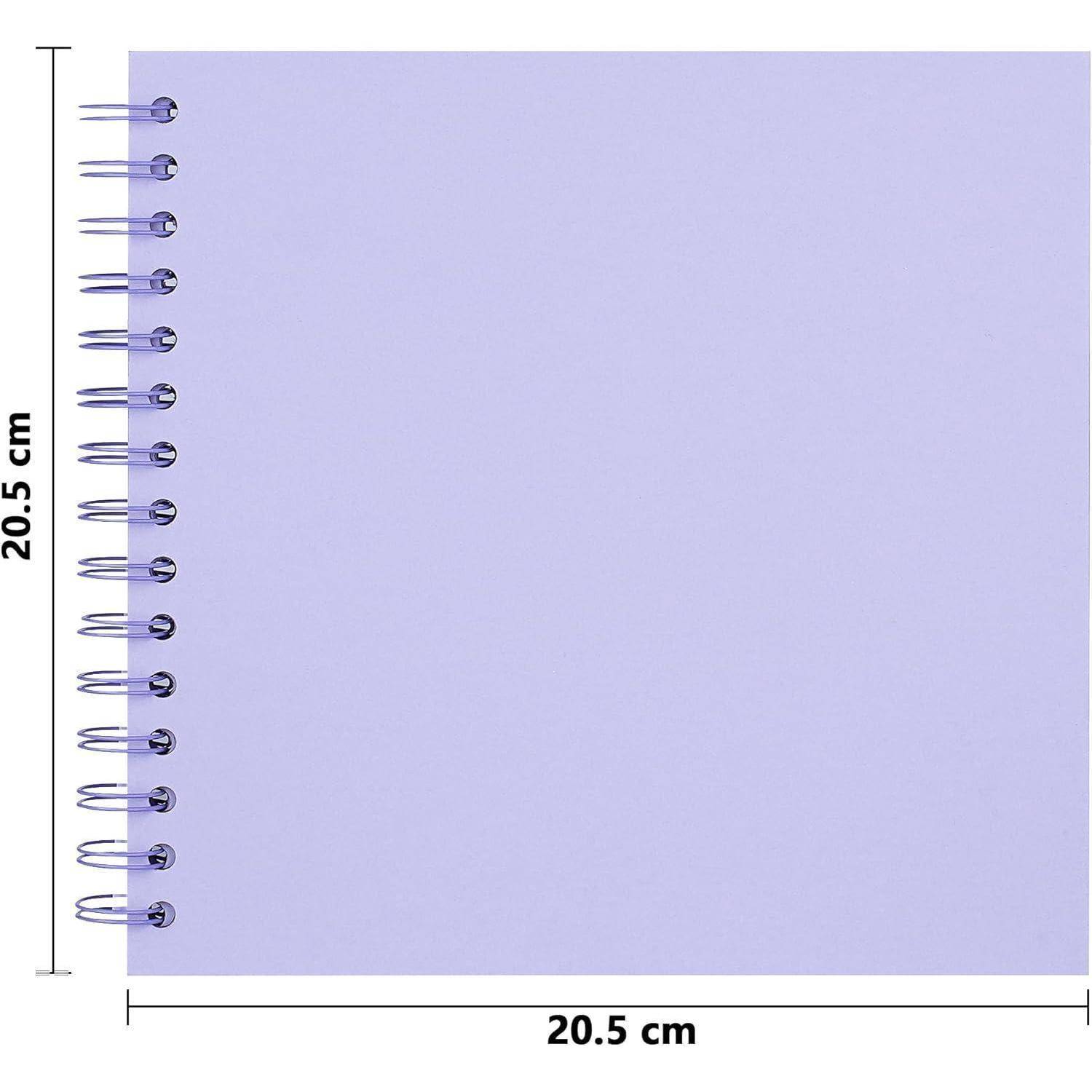 Ein quadratisches lila Notizbuch mit Metallspiralen auf der linken Seite, das 20,5 cm x 20,5 cm misst.