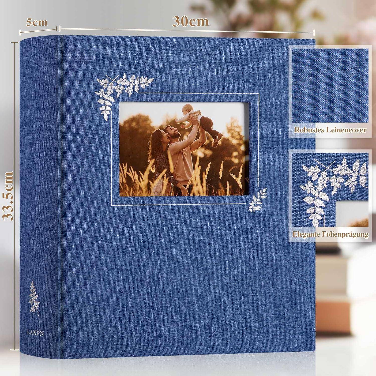 Blaues Fotoalbum mit Leineneinband, eleganter Folienprägung und einem zentralen Bild einer Person, die ein Kind auf einem Feld hochhebt. Maße: 33,5 cm x 30 cm x 5 cm.