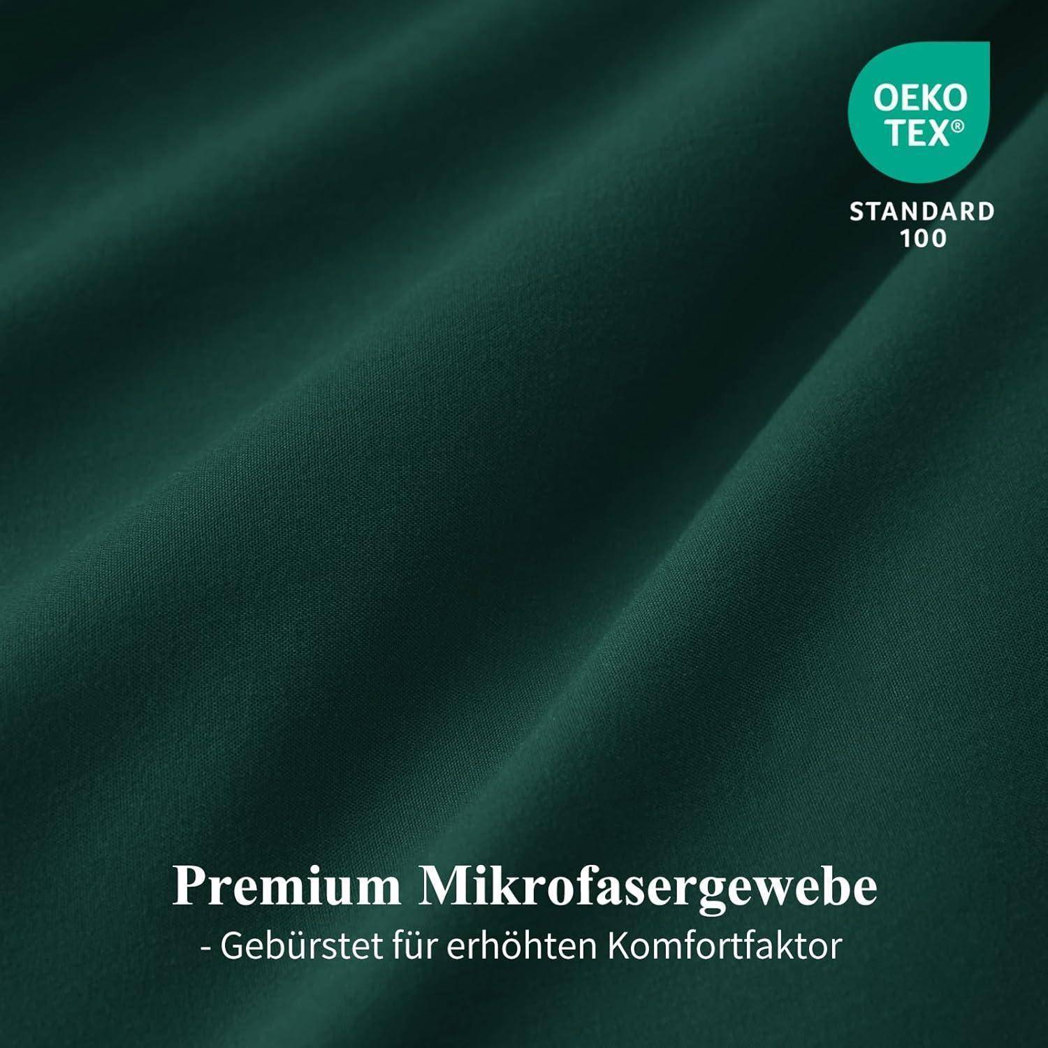 Dunkelgrüner Mikrofaserstoff mit 'OEKO-TEX STANDARD 100' Logo. Deutscher Text liest sich: 'Premium Mikrofasergewebe - Gebürstet für erhöhten Komfortfaktor'.