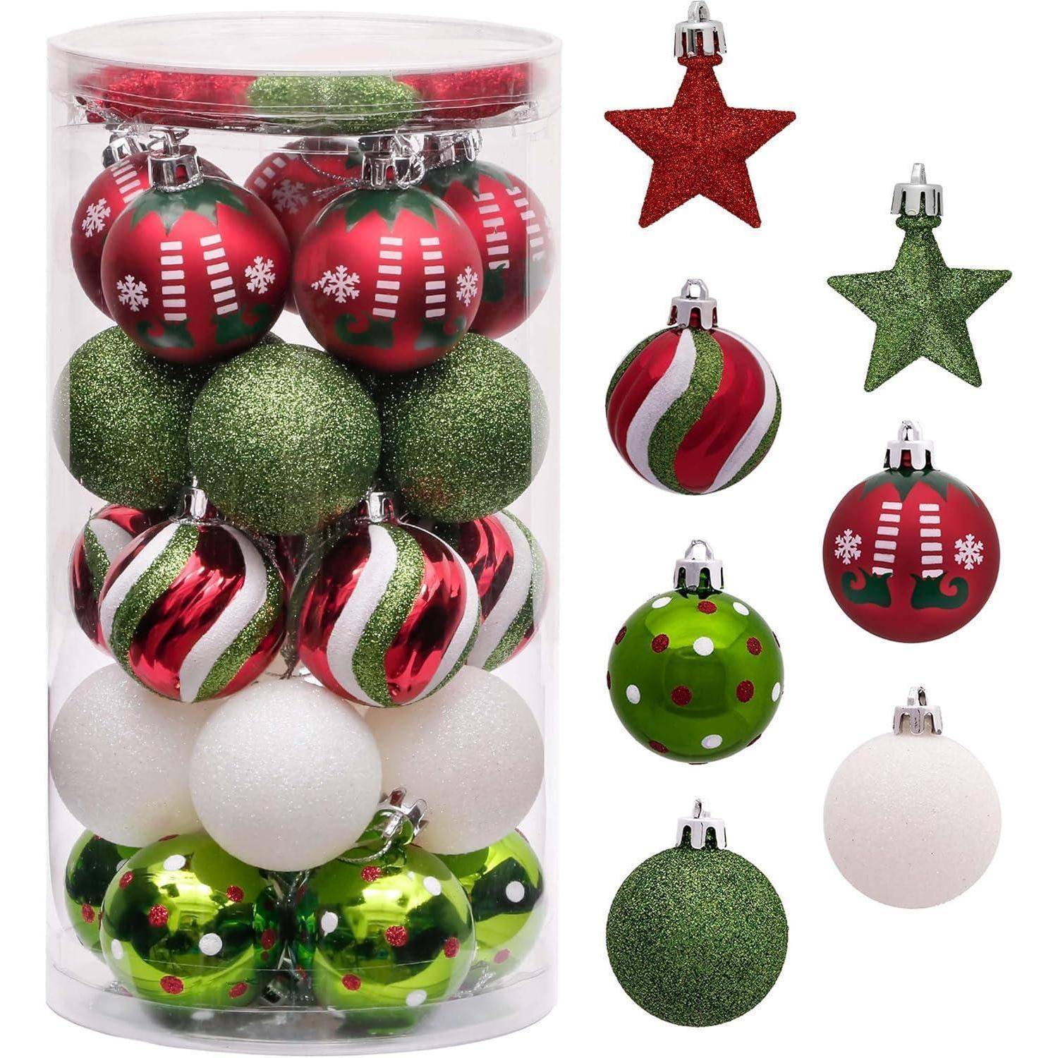 Ein durchsichtiger Behälter enthält verschiedene rote, grüne und weiße Weihnachtsornamente mit unterschiedlichen Designs wie Streifen, Polka Dots und Schneeflocken.