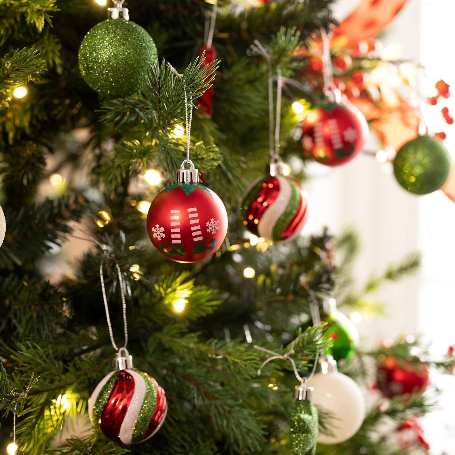 Ein geschmückter Weihnachtsbaum mit roten, grünen und weißen Christbaumkugeln und funkelnden Lichtern, der eine festliche Weihnachtsstimmung erzeugt.