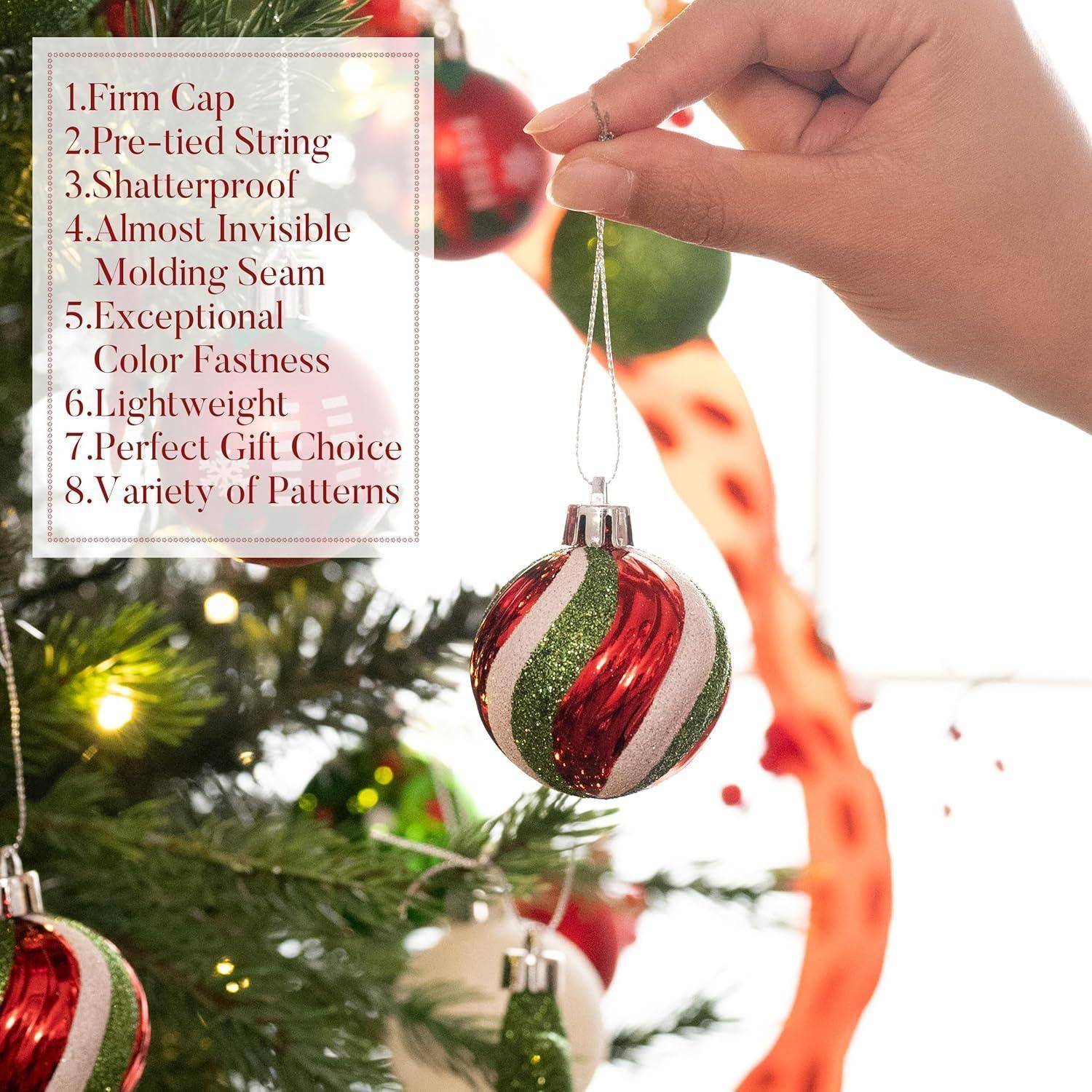 Eine Person hängt eine rot-grün gestreifte Christbaumkugel an einen Weihnachtsbaum. Der Text listet acht Merkmale der Christbaumkugel auf und betont deren Haltbarkeit und Vielfalt.