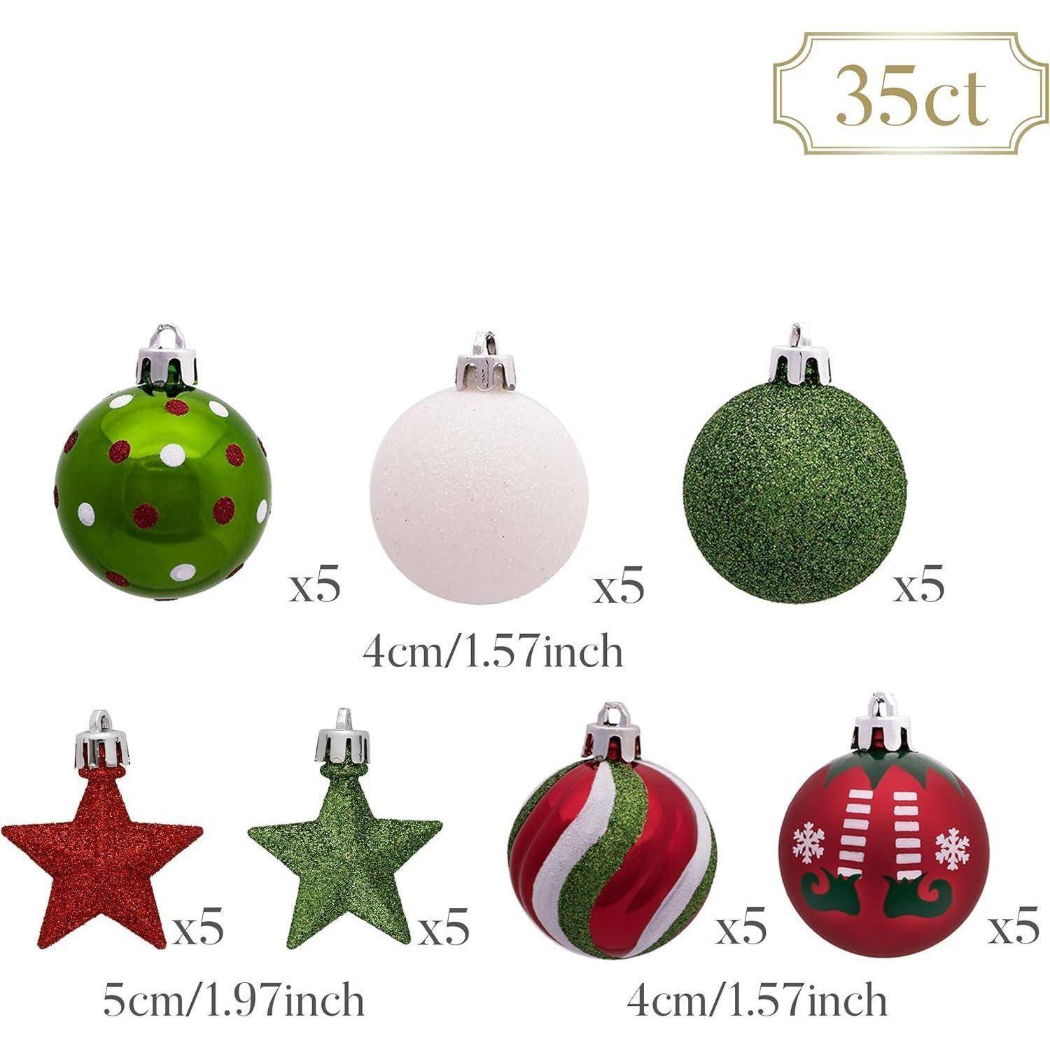Ein Set von 35 Weihnachtsschmuck enthält verschiedene Farben und Formen: rote und grüne Kugeln, Sterne und gestreifte Designs. Die Größen variieren von 4 cm bis 5 cm.