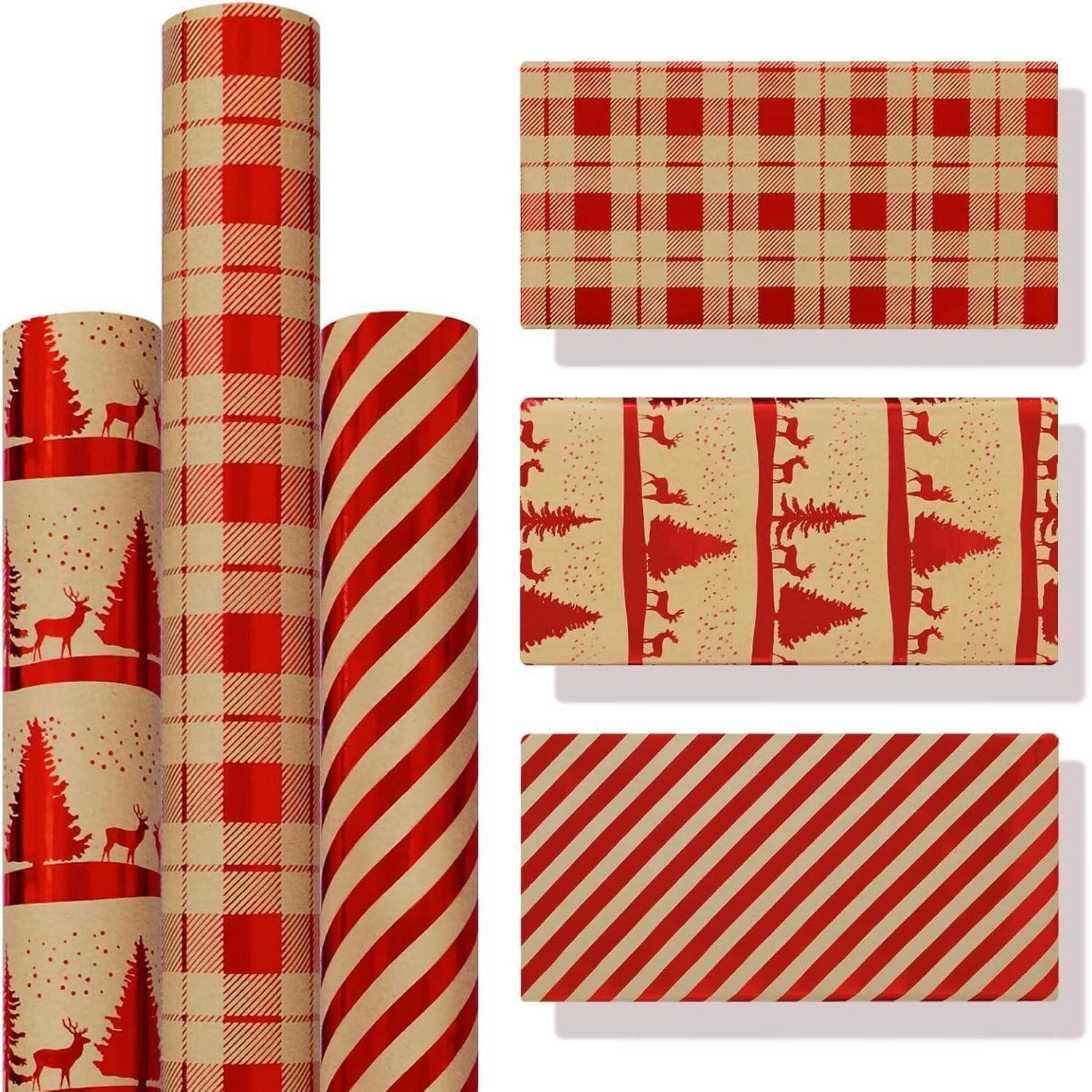 Fünf Rollen Weihnachtsgeschenkpapier mit roten und beigen Mustern, darunter Karomuster, Rentiere mit Bäumen und diagonale Streifen.