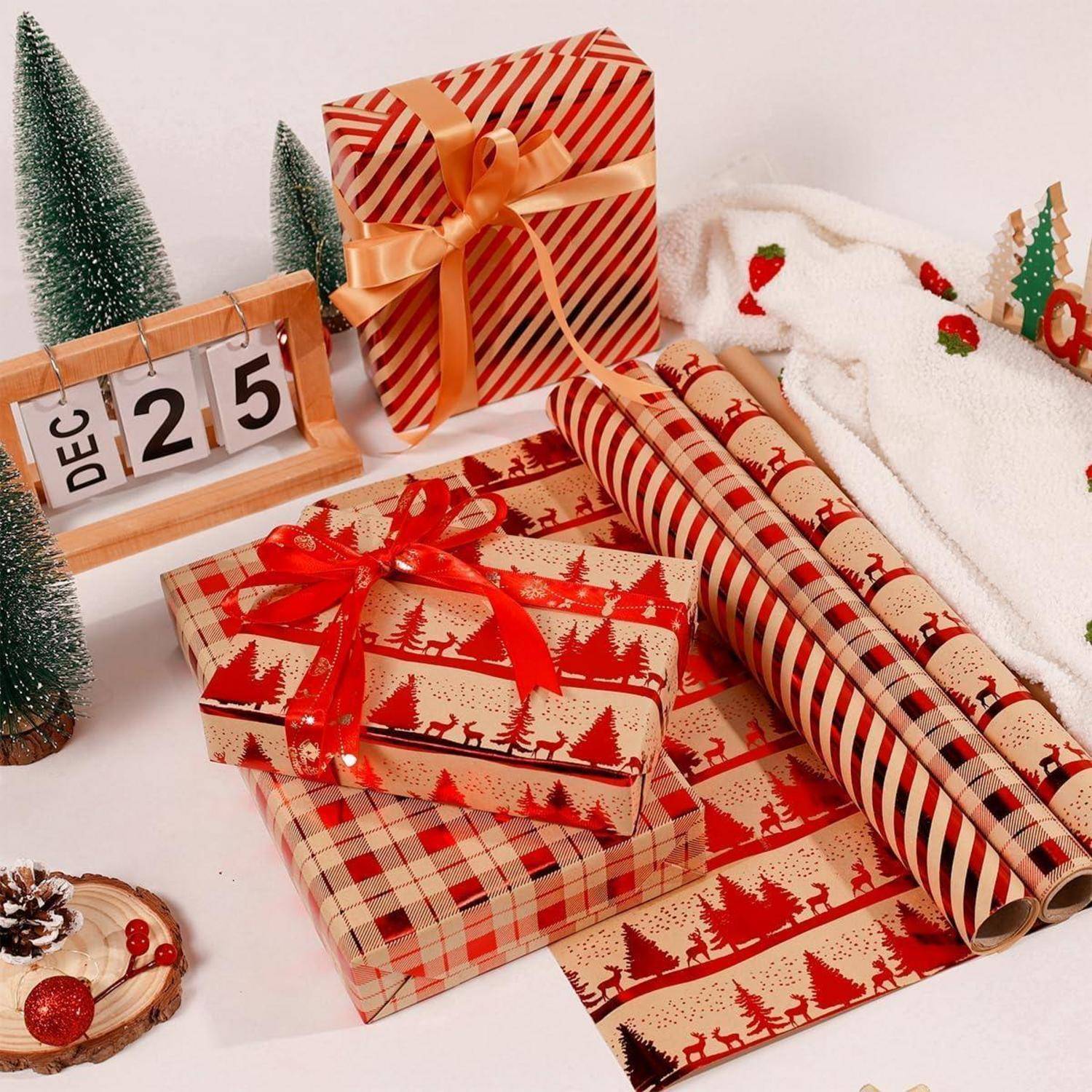 Eine festliche Szene mit eingepackten Geschenken, Rollen von Geschenkpapier, einem Kalender, der den '25. Dezember' zeigt, sowie dekorativen Bäumen und einem Schneemann.