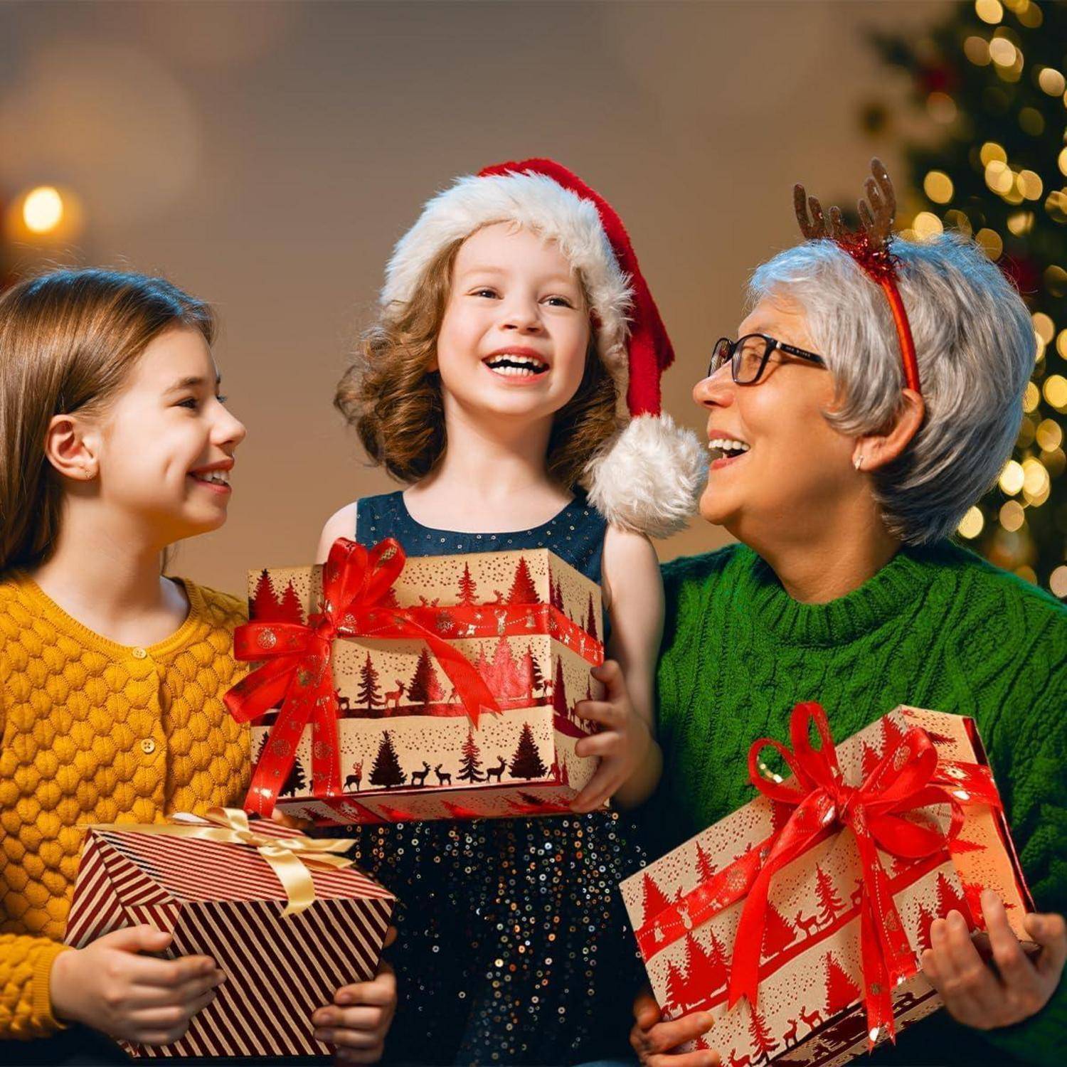 Drei Menschen teilen einen fröhlichen Moment, während sie eingepackte Geschenke austauschen, mit einem Weihnachtsbaum im Hintergrund, was eine festliche Weihnachtsszene hervorhebt.