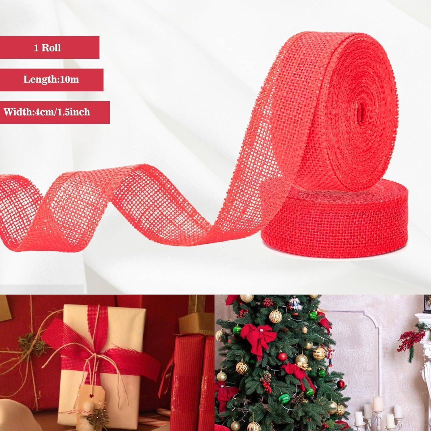 Eine rote Geschenkband-Rolle mit 1 Rolle, 10m Länge und 4cm Breite. Das Band wird neben eingepackten Geschenken und einem geschmückten Weihnachtsbaum präsentiert.