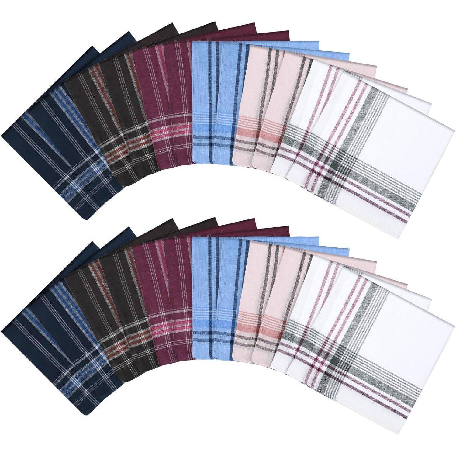 Zwei Halbkreise aus gefalteten Stoffquadraten in verschiedenen Farben, darunter Blau, Rot und Rosa, mit Karomustern.