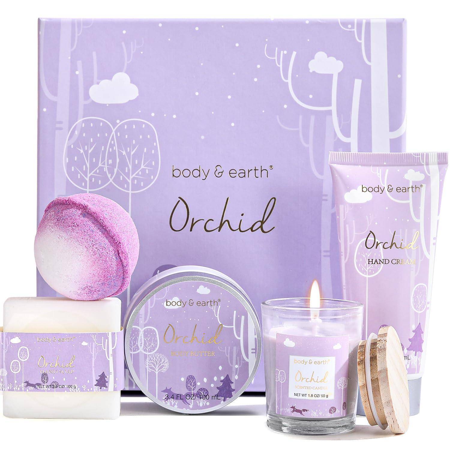 Set mit Orchideen-Thema, bestehend aus Kerze, Badebombe, Seife, Körperbutter und Handcreme in lila und weißer Verpackung.