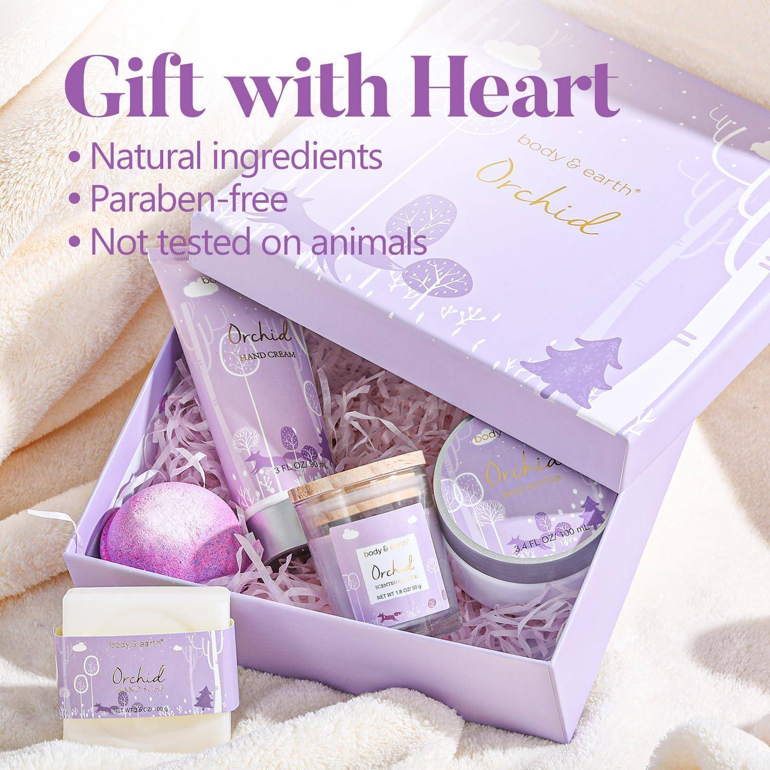 Geschenkset mit lila Verpackung enthält Orchideen-Körperlotion, Handcreme, Badebombe und Seife. Eigenschaften: natürliche Inhaltsstoffe, parabenfrei, nicht an Tieren getestet.