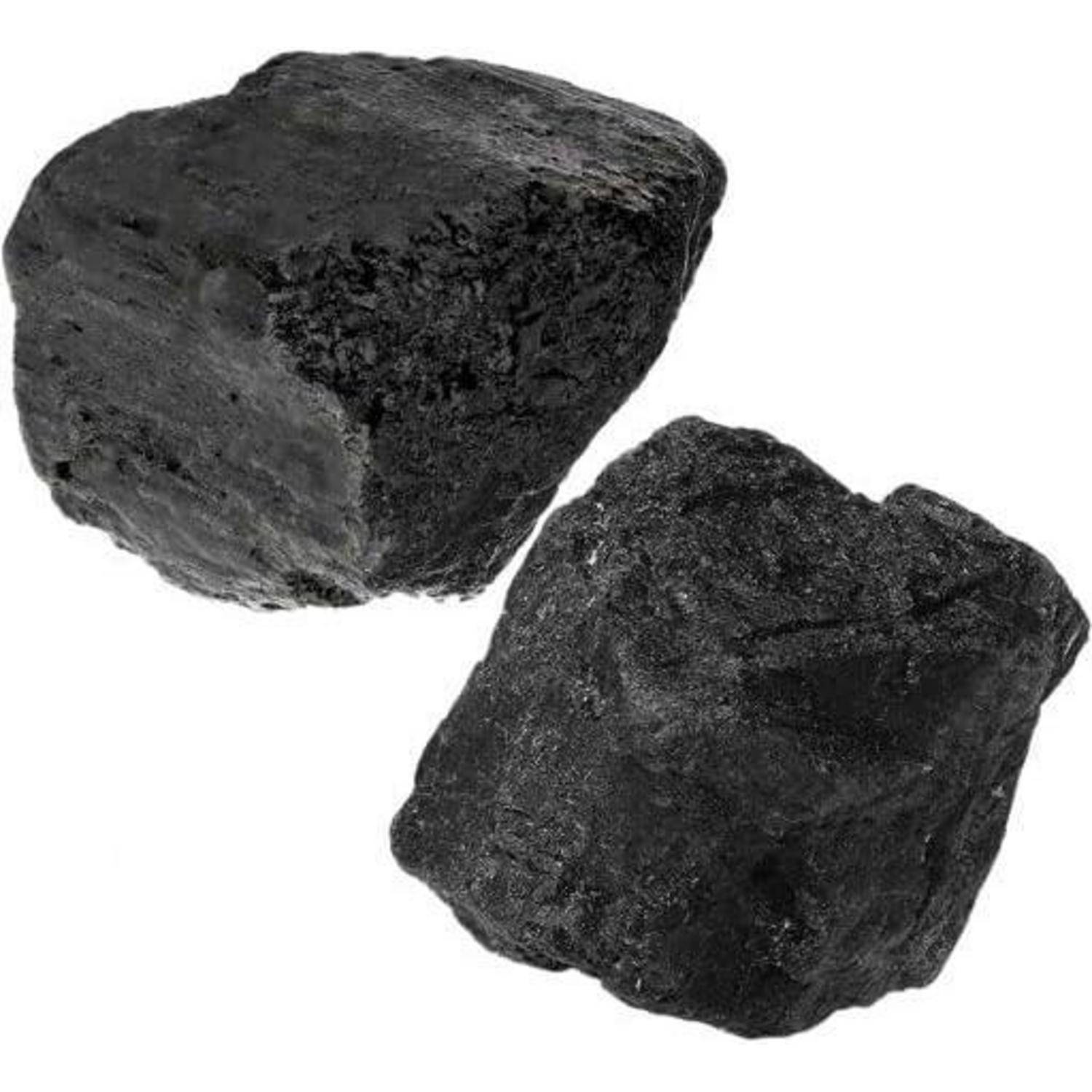 Zwei schwarze Kohlestücke mit rauen, zackigen Oberflächen sind vor einem einfarbigen weißen Hintergrund platziert.