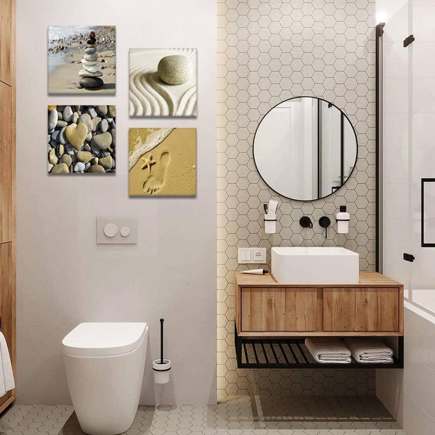 Ein modernes Badezimmer zeigt einen Waschtisch aus Holz mit einem runden Spiegel, eine weiße Toilette und dekorative Wandkunst mit friedvollen Strand-Motiven.