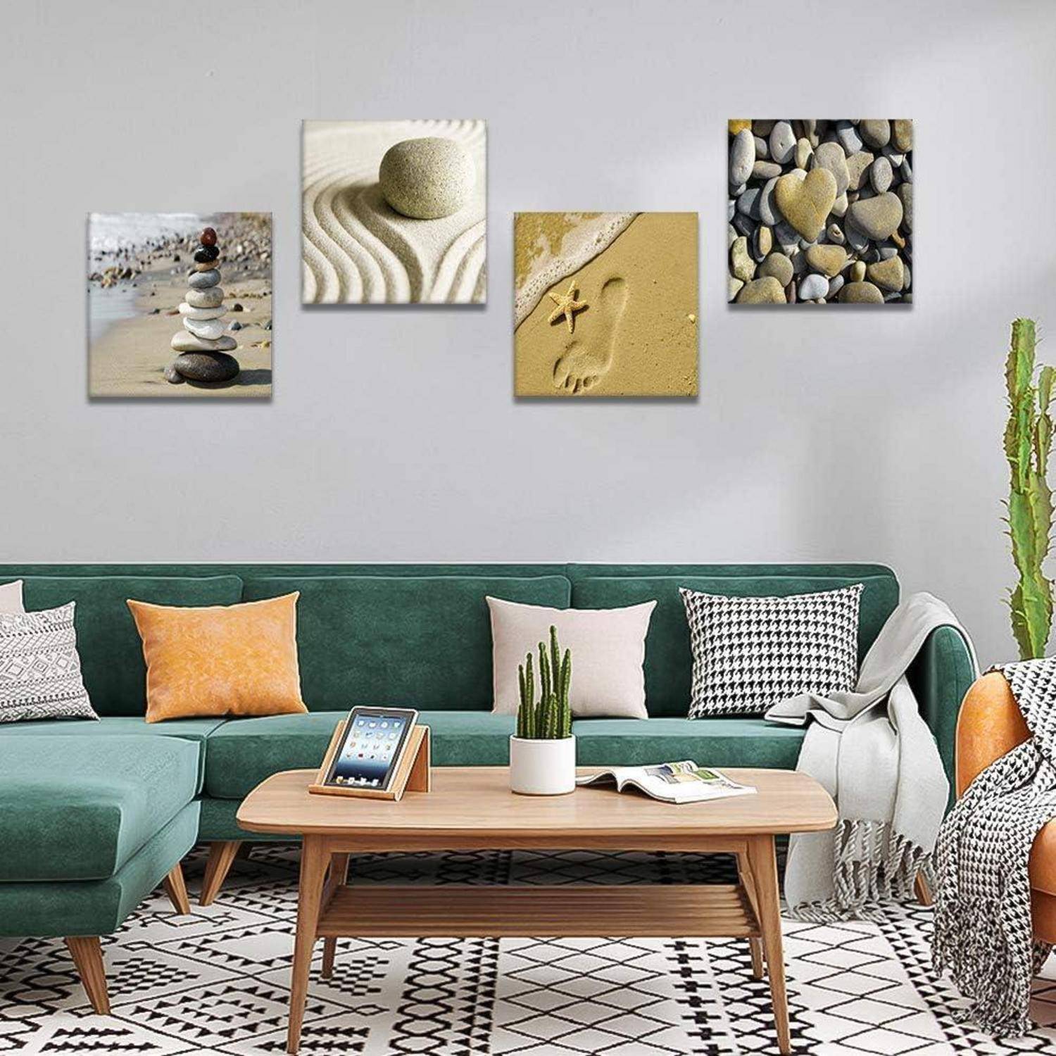 Ein modernes Wohnzimmer mit einem grünen Ecksofa, bunten Kissen und einem Holzcouchtisch. Strand-thematische Kunstwerke schmücken die graue Wand.
