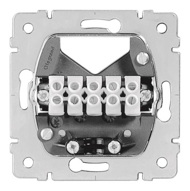 Elektrischer Wandschalter mit Schraubklemmen für Leitungsanschlüsse, eingebaut in einem Metallrahmen.