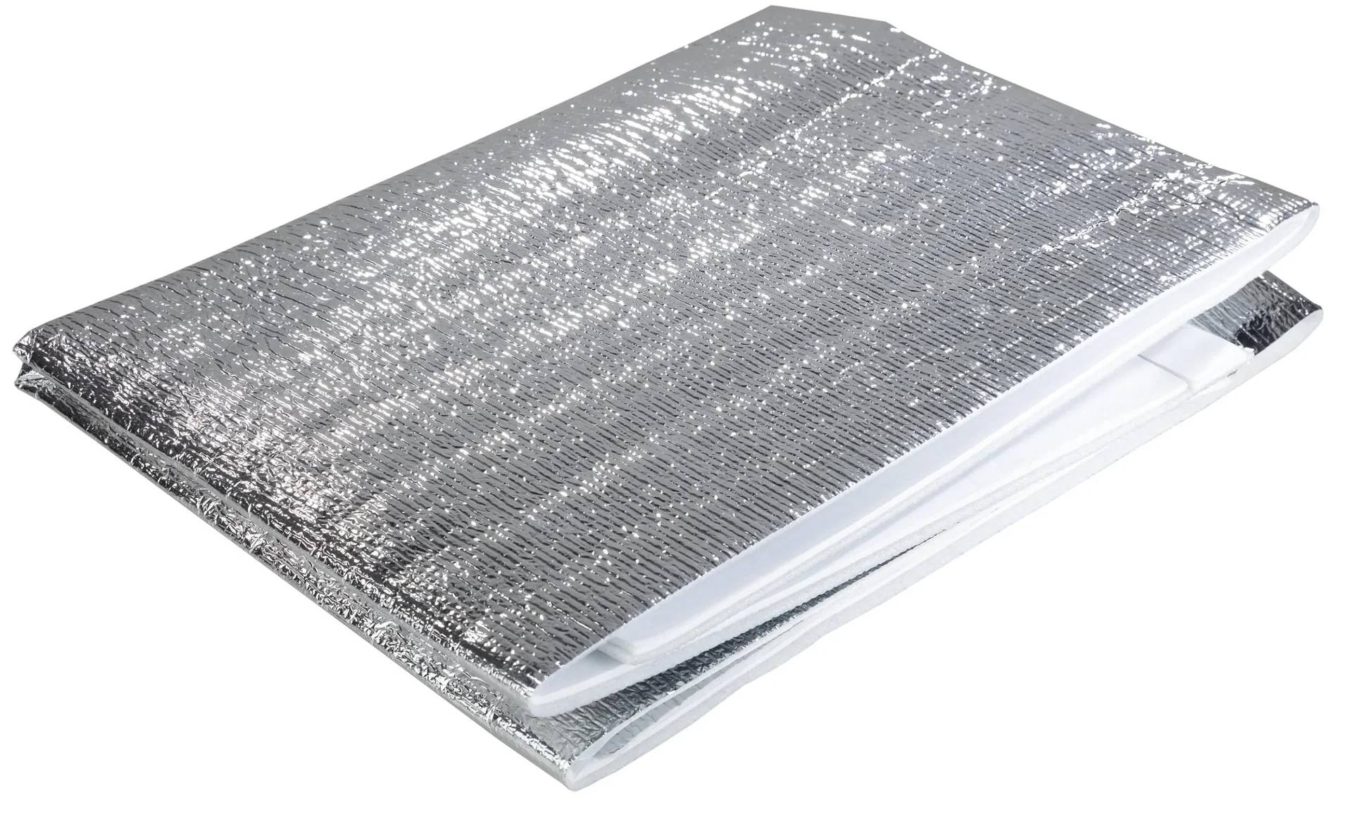 Eine gefaltete, reflektierende Silber-Rettungsdecke, die häufig zur Isolierung und Wärmerhaltung in Notsituationen verwendet wird.