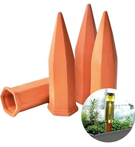 Vier Terrakotta-Bewässerungsstäbe, wobei einer in einem Pflanzentopf durch ein Einsatzbild gezeigt wird und die Gartenbewässerung demonstriert.