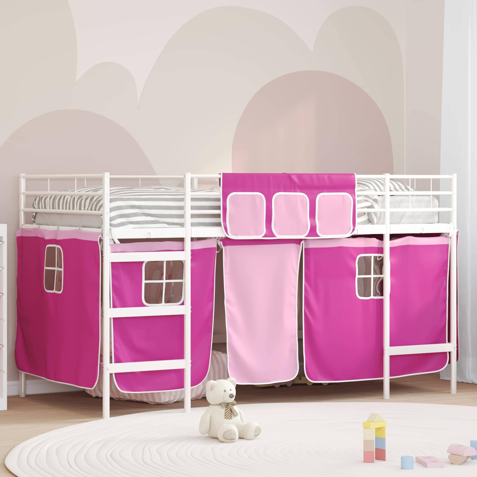 Ein Kinderzimmer mit einem weißen Etagenbett mit rosa und lila Stoffpaneelen, das einen verspielten und einladenden Raum mit weichen Pastellwänden schafft.