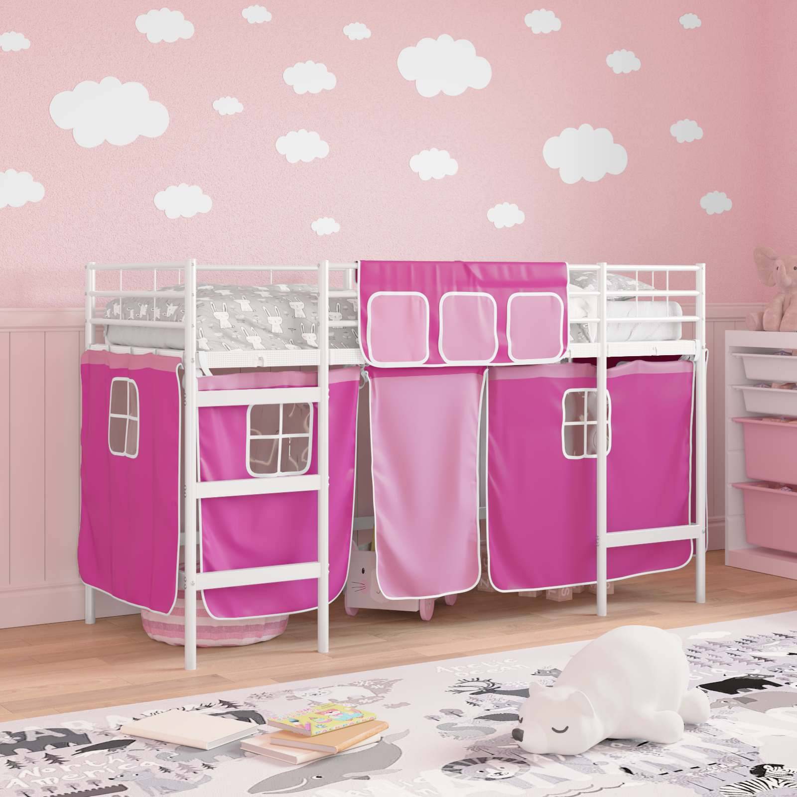 Kinderzimmer mit einem rosa und weißen Etagenbett, das verspielt-fröhliche Vorhänge hat, mit Wolkenaufklebern an den rosa Wänden und einem Plüschtier auf dem Boden.