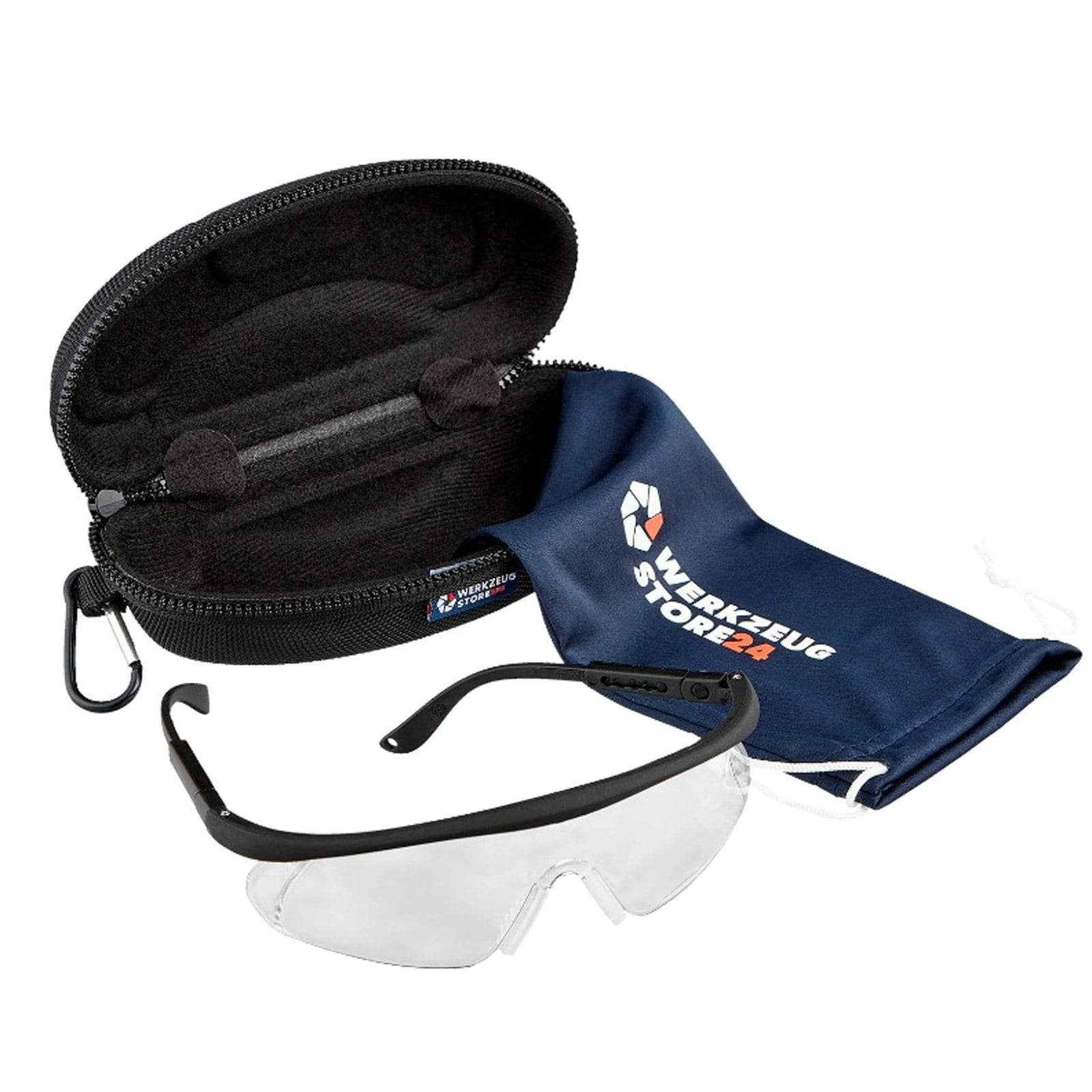 Schutzbrille mit klaren Gläsern und schwarzem Rahmen. Geliefert mit einer schwarzen Reißverschlusstasche und einem blauen Mikrofasertuch mit der Aufschrift 