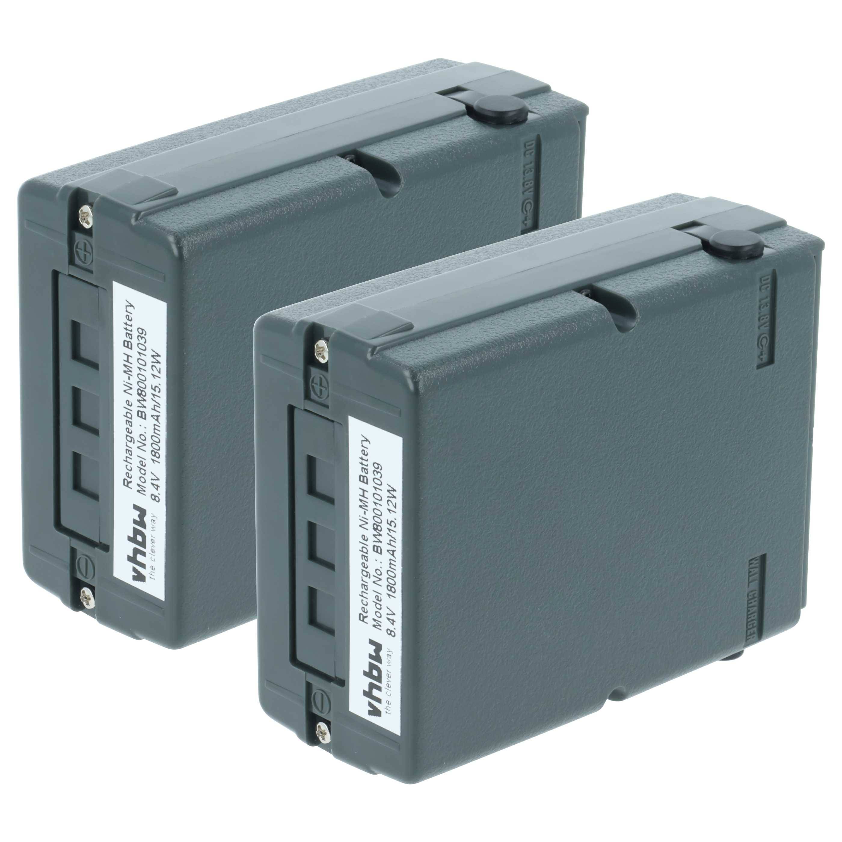 Zwei graue vhbw Ni-MH Akkus stehen aufrecht. Auf dem Etikett jeder Batterie sind Spezifikationen und Modellinformationen zu sehen.